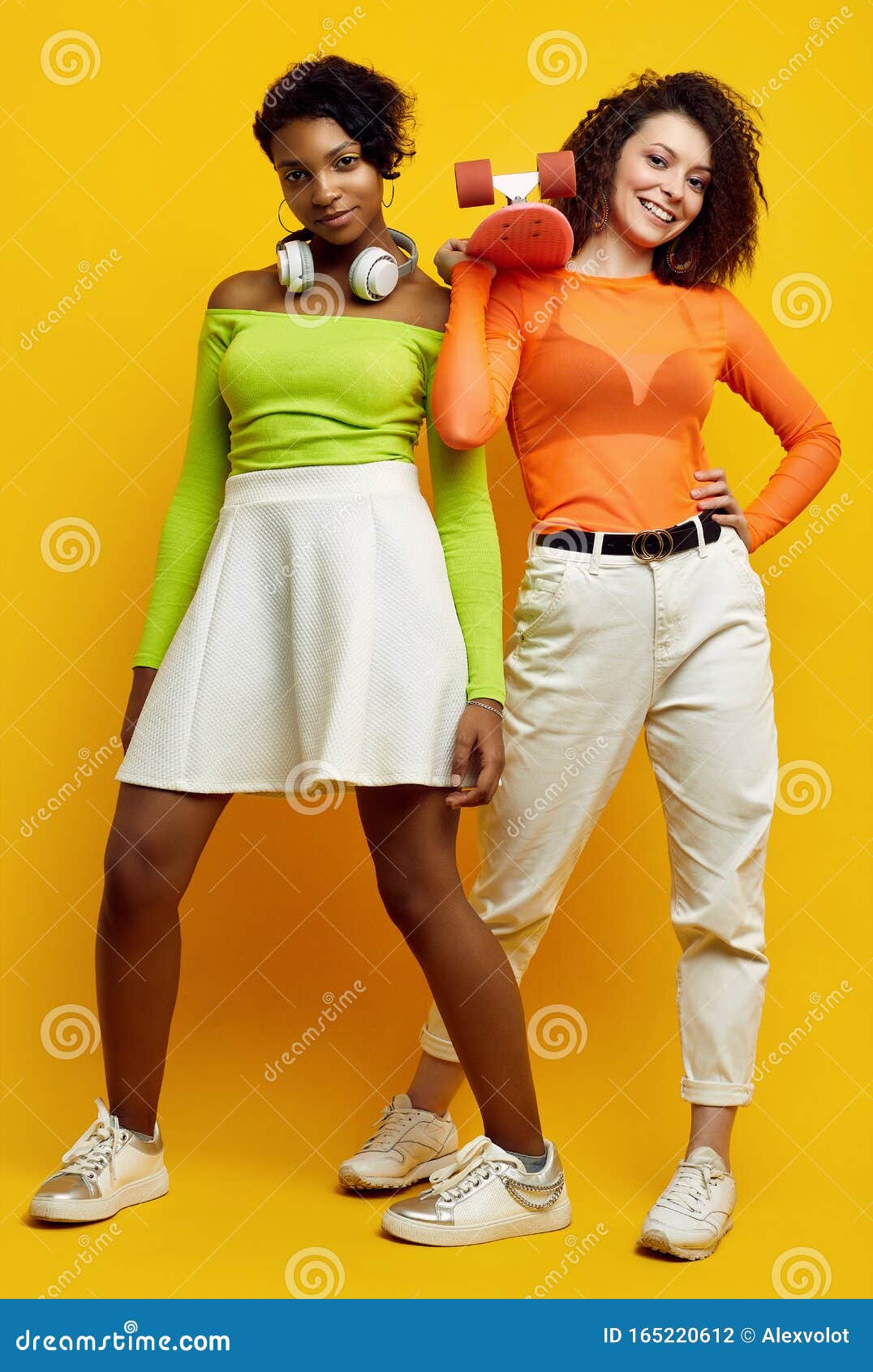 Dos Chicas Jóvenes Hipster Con Ropa De Verano De Moda Foto de archivo - Imagen de africano, activo: 165220612