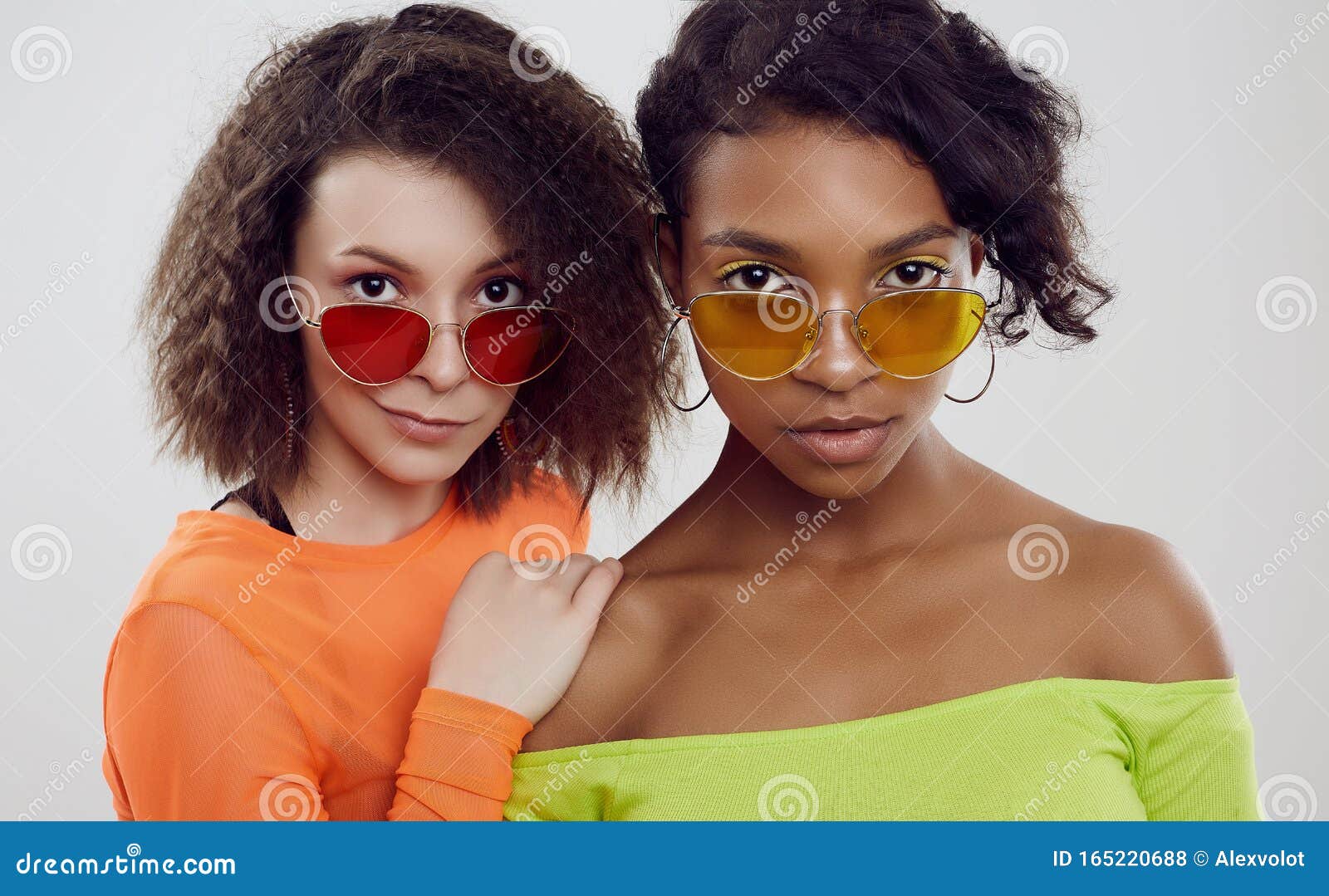 Dos Chicas Jóvenes Hipster Con Ropa De Verano Y Gafas De Brillantes de archivo - Imagen vaqueros, emociones: 165220688