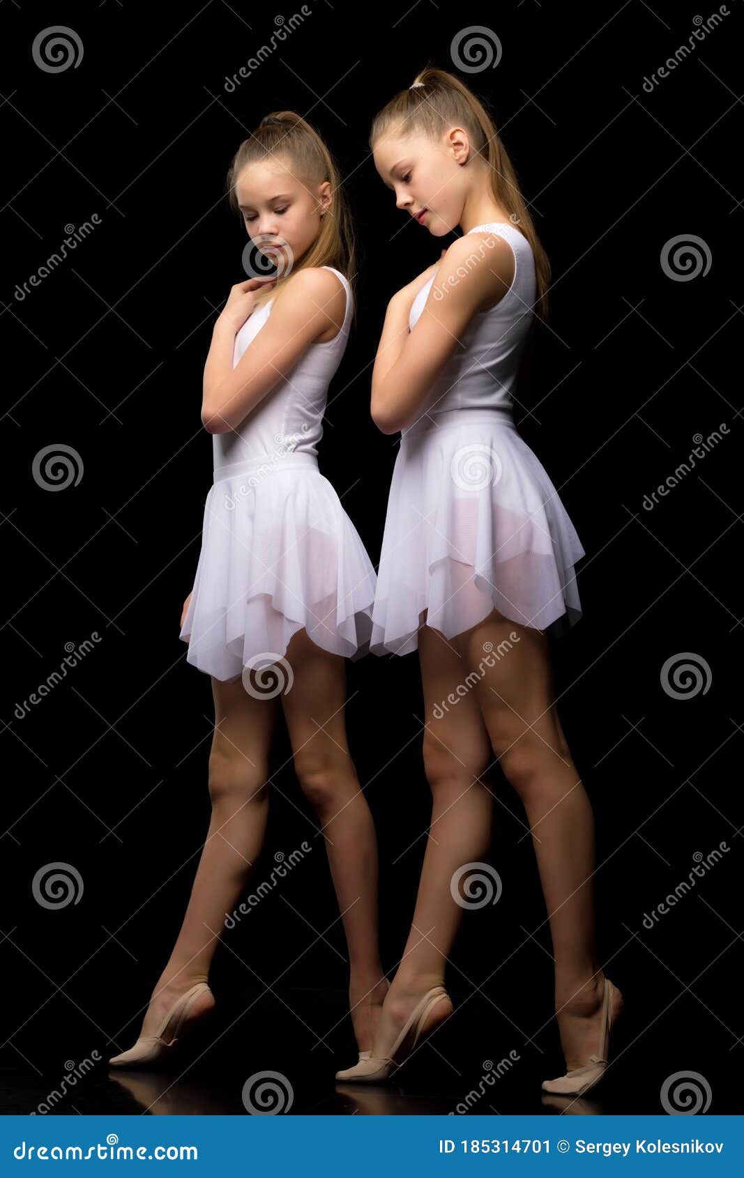 Dos Chicas Lindas Gimnastas Con Hermosos Trajes De Baño Realizan Ejercicios  Imagen de archivo - Imagen de atractivo, muchacha: 185314701