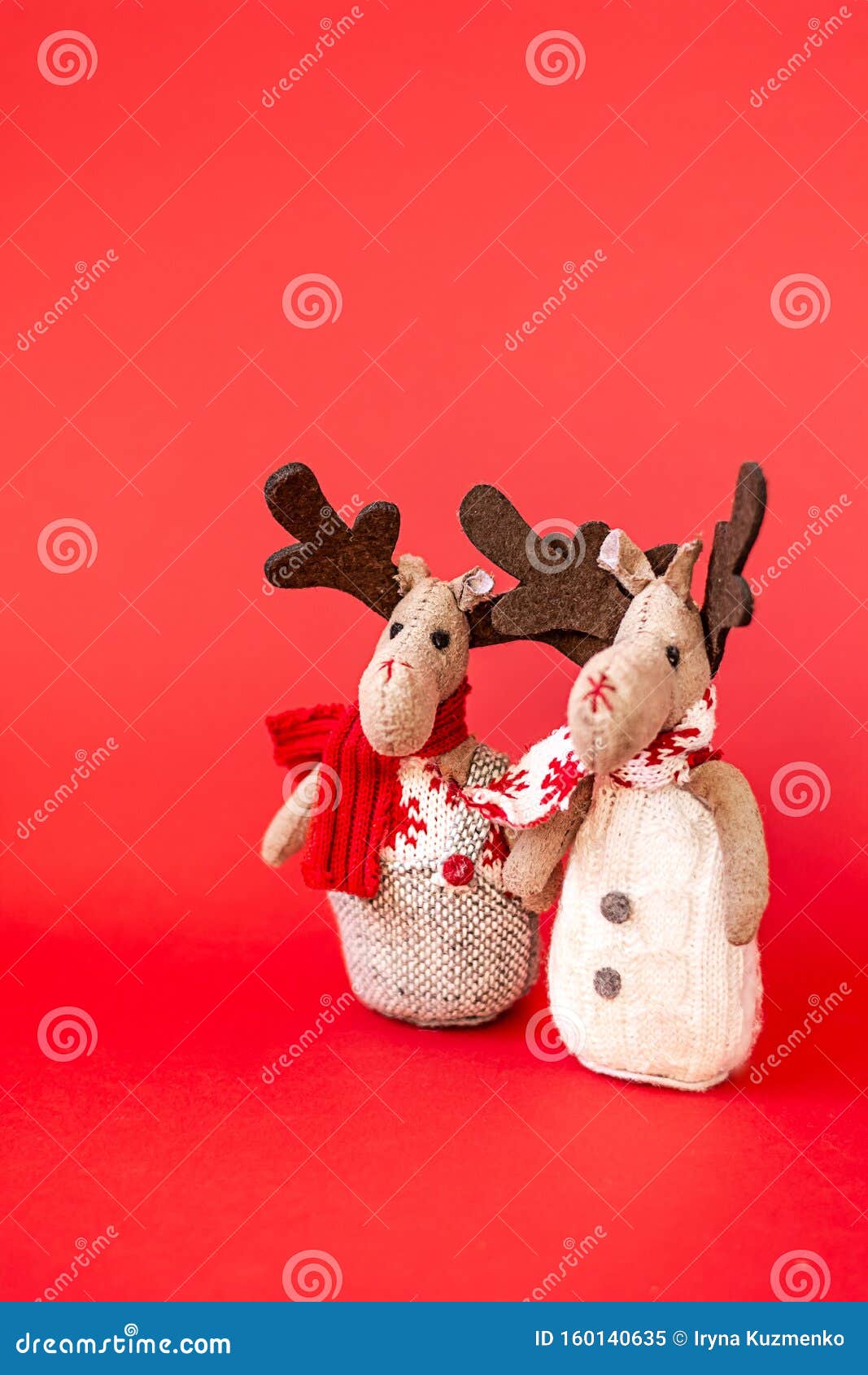 Dos Ciervos Navideños De Fondo Rojo. Fondo De Navidad, Vertical Imagen de archivo - Imagen de copia, regalo: 160140635