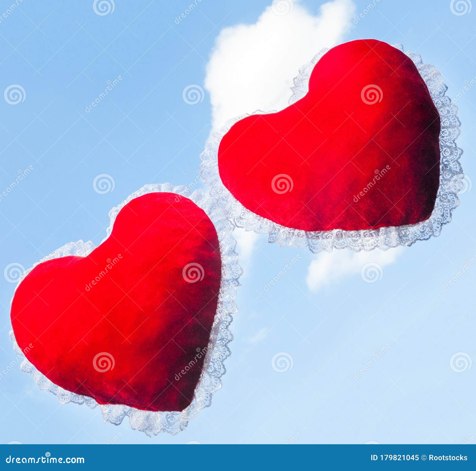 Expresión jaula inferencia Dos Cojines Con Forma De Corazón Rojo Contra El Cielo Imagen de archivo -  Imagen de almohadilla, pares: 179821045