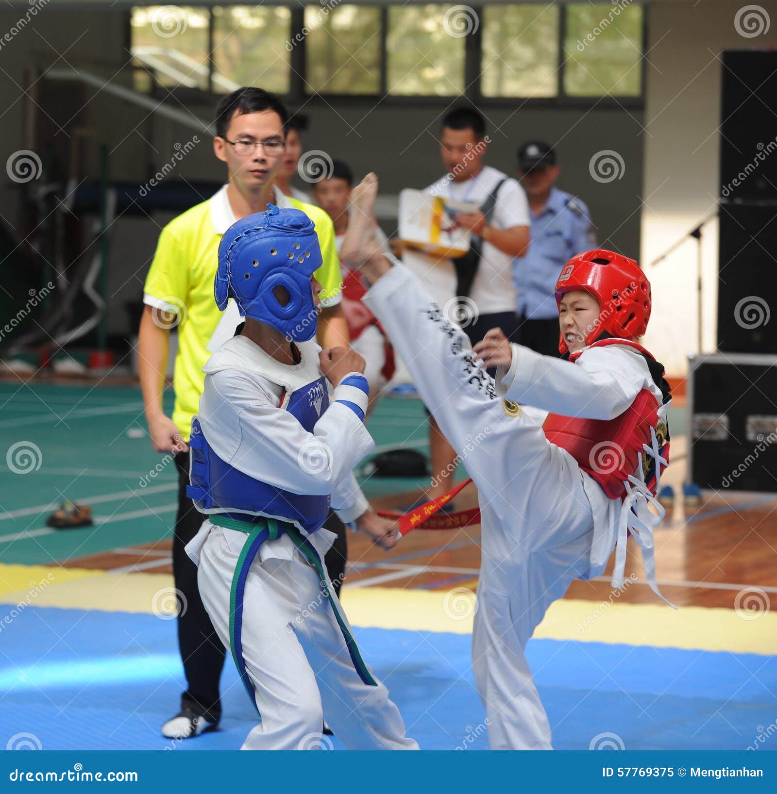 Dos A La Septima Dos Combatientes Jovenes--La Competencia Amistosa Del Taekwondo De La  Séptima Taza De GoldenTeam Imagen editorial - Imagen de concursante, taza:  57769375