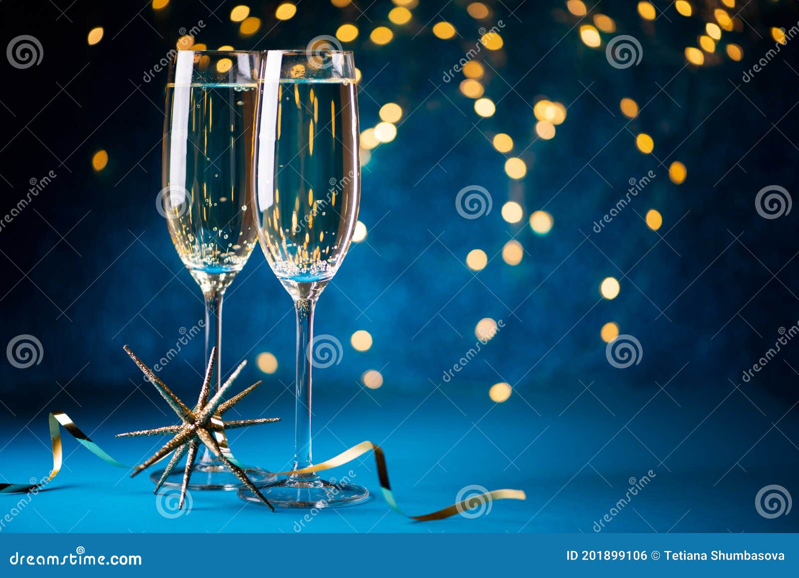 https://thumbs.dreamstime.com/z/dos-copas-de-champagne-contra-el-fondo-las-luces-del-bokeh-la-concepci%C3%B3n-celebraci%C3%B3n-a%C3%B1o-nuevo-201899106.jpg