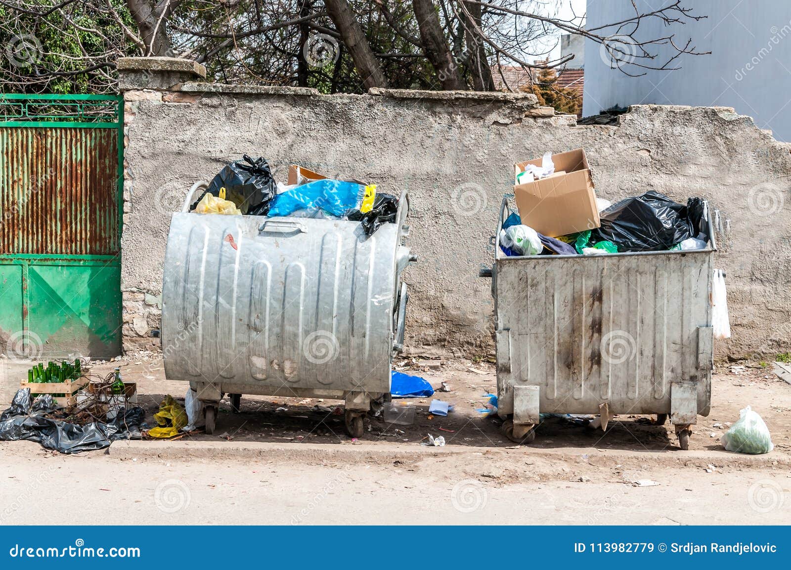 Dos Cubos De La Basura Grandes Del Contenedor Del Metal Por