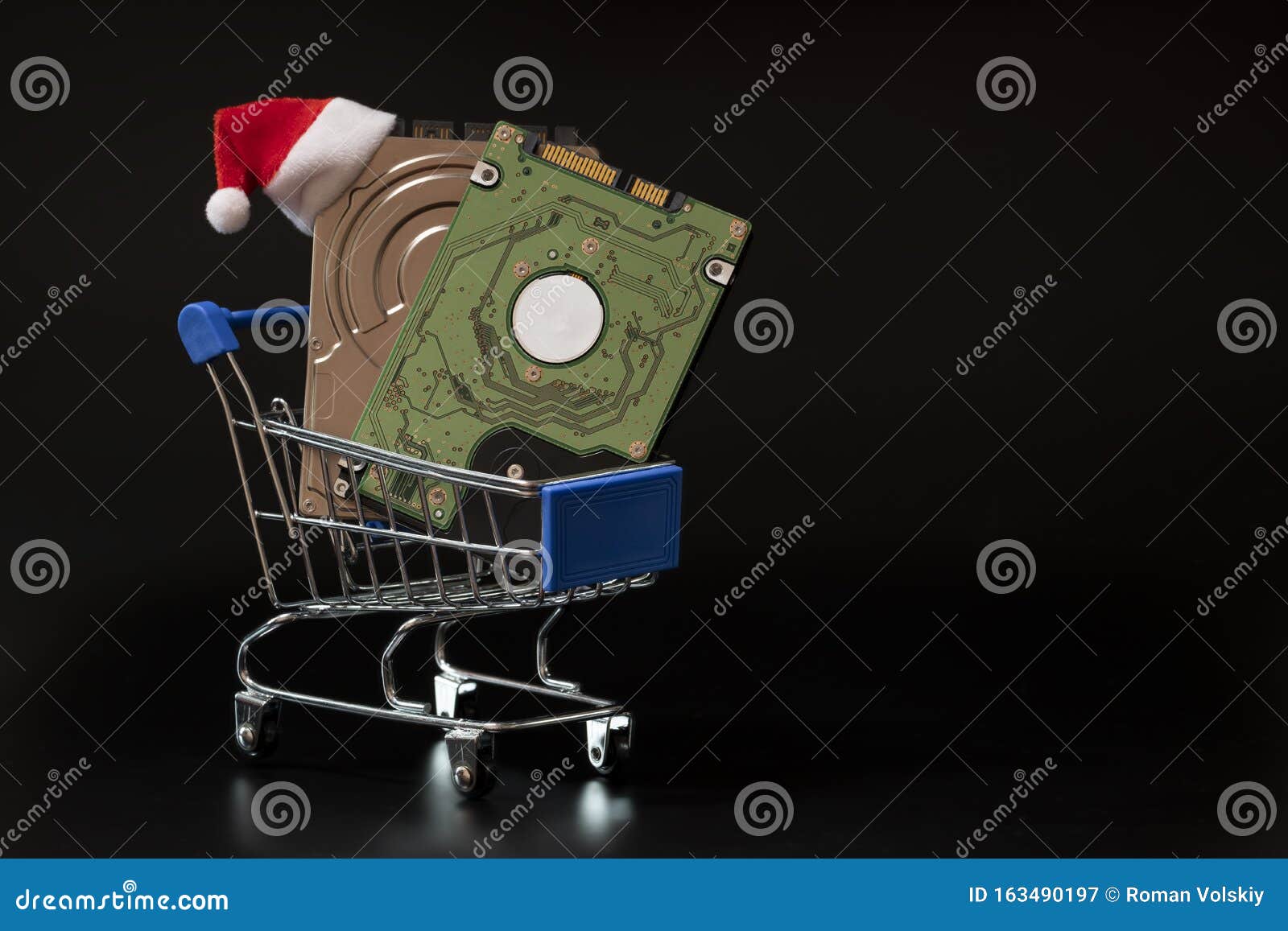 Dos Discos Duros Para Portátiles Y Un Sombrero Rojo Santa Claus En Cesta De Compras Azul Fondo Negro Concepto De Venta Y Desc Imagen de archivo - Imagen de regalo, compra: