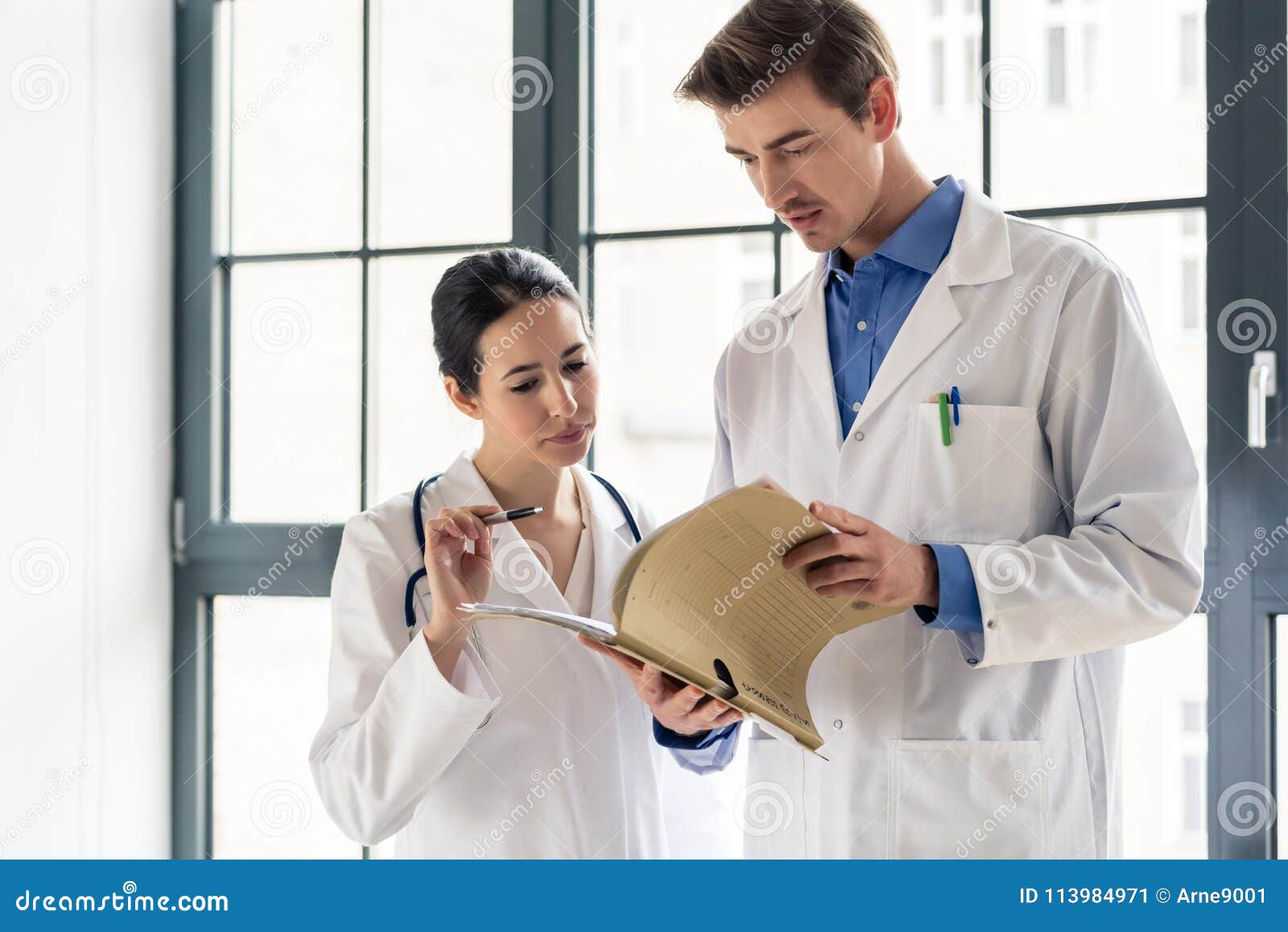 Врач 2 уровень. Два врача. Врачи вместе фото. Пациент и доктор вместе. Врач с папкой.