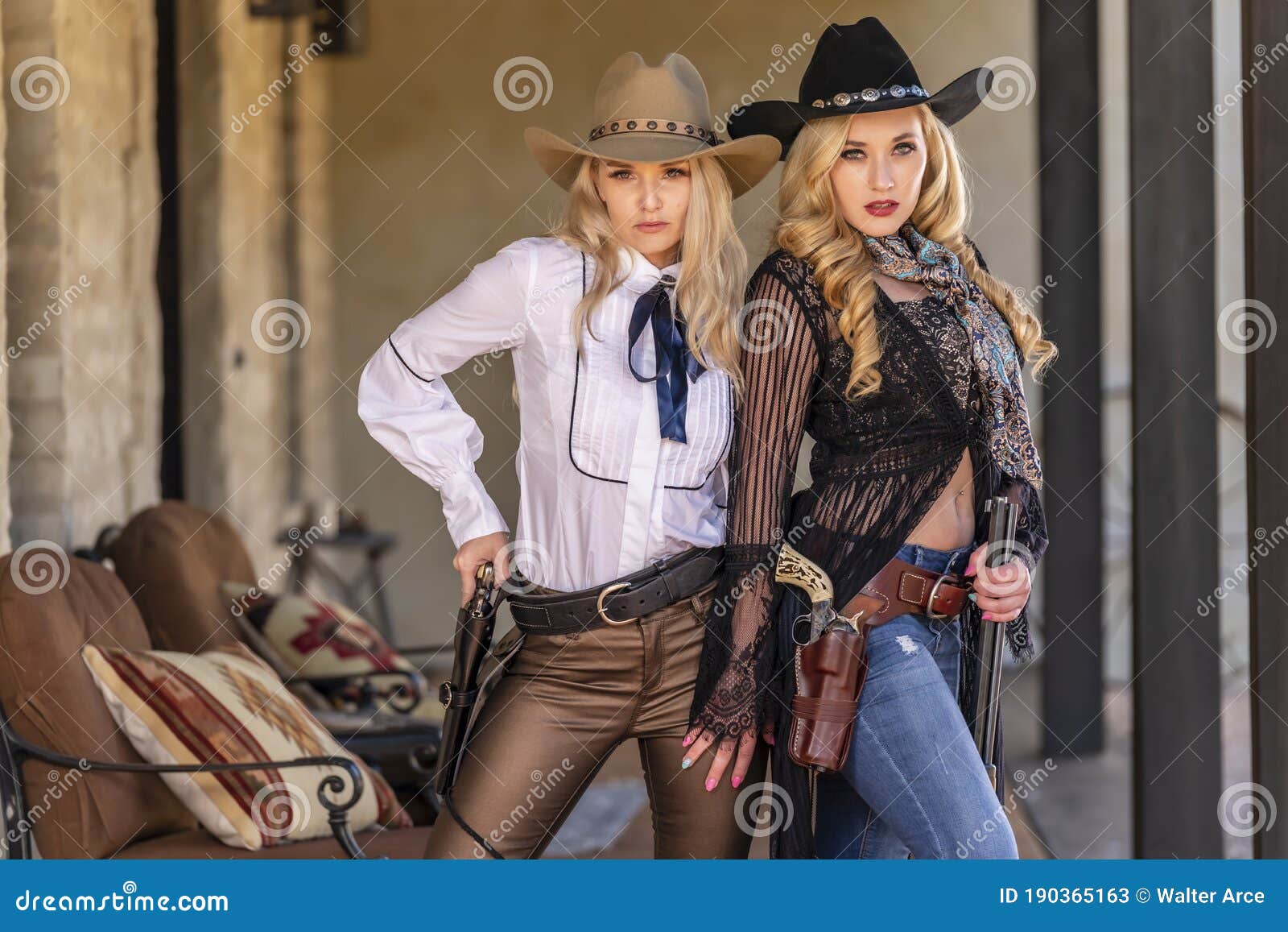 Dos Encantadoras Modelos Rubias Vestidas Como Vaqueras Disfrutan Del Oeste Americano Imagen de archivo - Imagen de ambiente, fechado: 190365163 Dos Encantadoras Modelos Rubias Vestidas Como Vaqueras Disfrutan Del Oeste Americano Imagen de archivo - Imagen de ambiente, fechado: 190365163