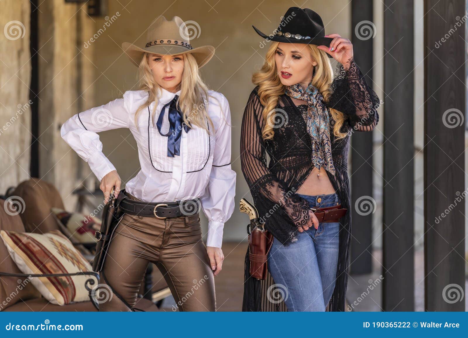 Dos Encantadoras Modelos Rubias Vestidas Como Vaqueras Disfrutan Del Oeste Americano Foto de archivo - Imagen de encantador, pelo: 190365222 Dos Encantadoras Modelos Rubias Vestidas Como Vaqueras Disfrutan Del Oeste Americano Foto de archivo - Imagen de encantador, pelo: 190365222