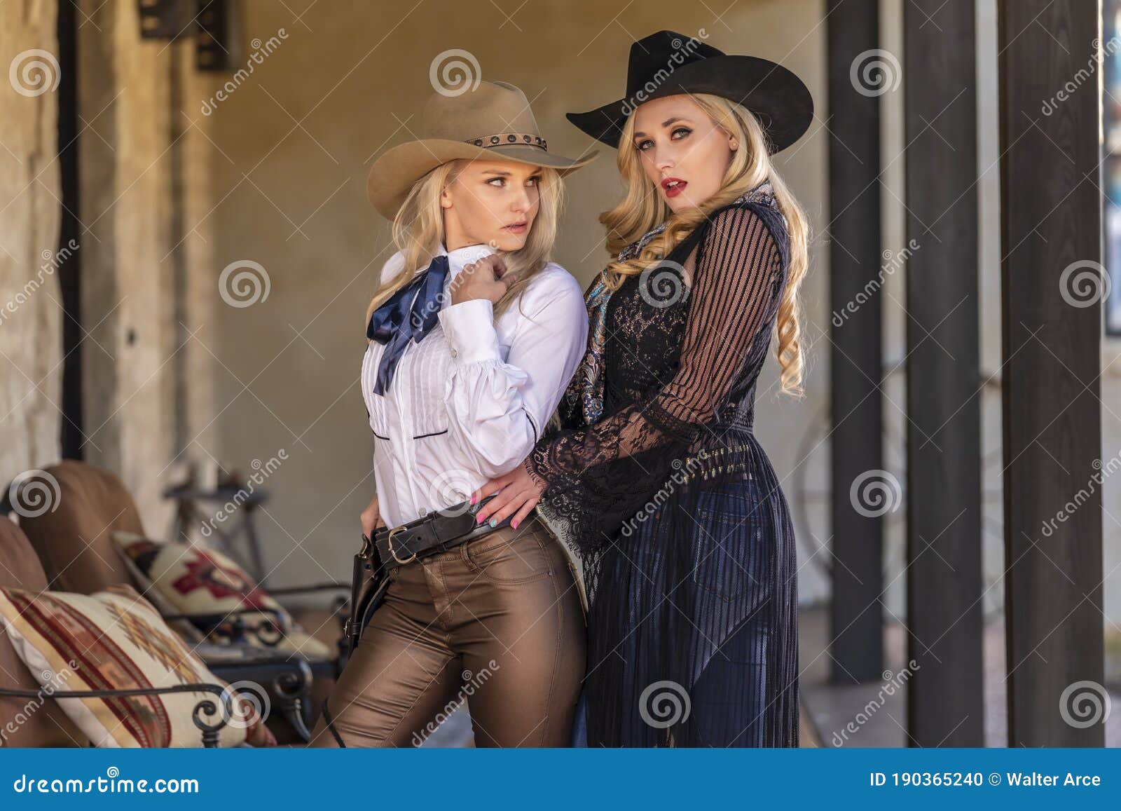 Dos Encantadoras Modelos Rubias Vestidas Como Vaqueras Disfrutan Del Oeste Americano Foto de archivo - Imagen de muchachas, arma: 190365240 Dos Encantadoras Modelos Rubias Vestidas Como Vaqueras Disfrutan Del Oeste Americano Foto de archivo - Imagen de muchachas, arma: 190365240
