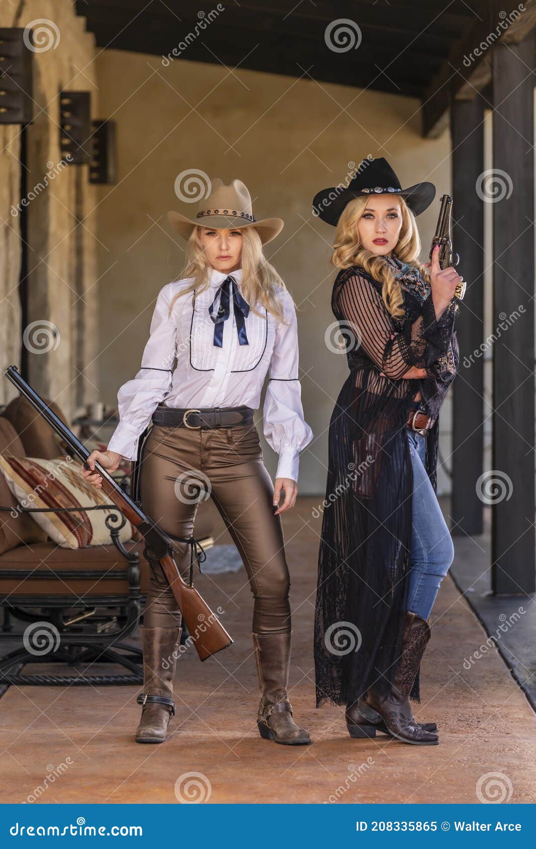 Dos Encantadoras Modelos Rubias Vestidas De Vaqueras Disfruta Del Oeste Americano Imagen de archivo - Imagen de exterior, enemigos: 208335865 Dos Encantadoras Modelos Rubias Vestidas De Vaqueras Disfruta Del Oeste Americano Imagen de archivo - Imagen de exterior, enemigos: 208335865