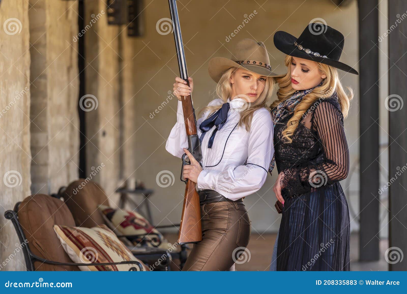 Dos Encantadoras Modelos Rubias Vestidas De Vaqueras Disfruta Del Oeste Americano Imagen de archivo - Imagen de vaquero, gente: 208335883 Dos Encantadoras Modelos Rubias Vestidas De Vaqueras Disfruta Del Oeste Americano Imagen de archivo - Imagen de vaquero, gente: 208335883