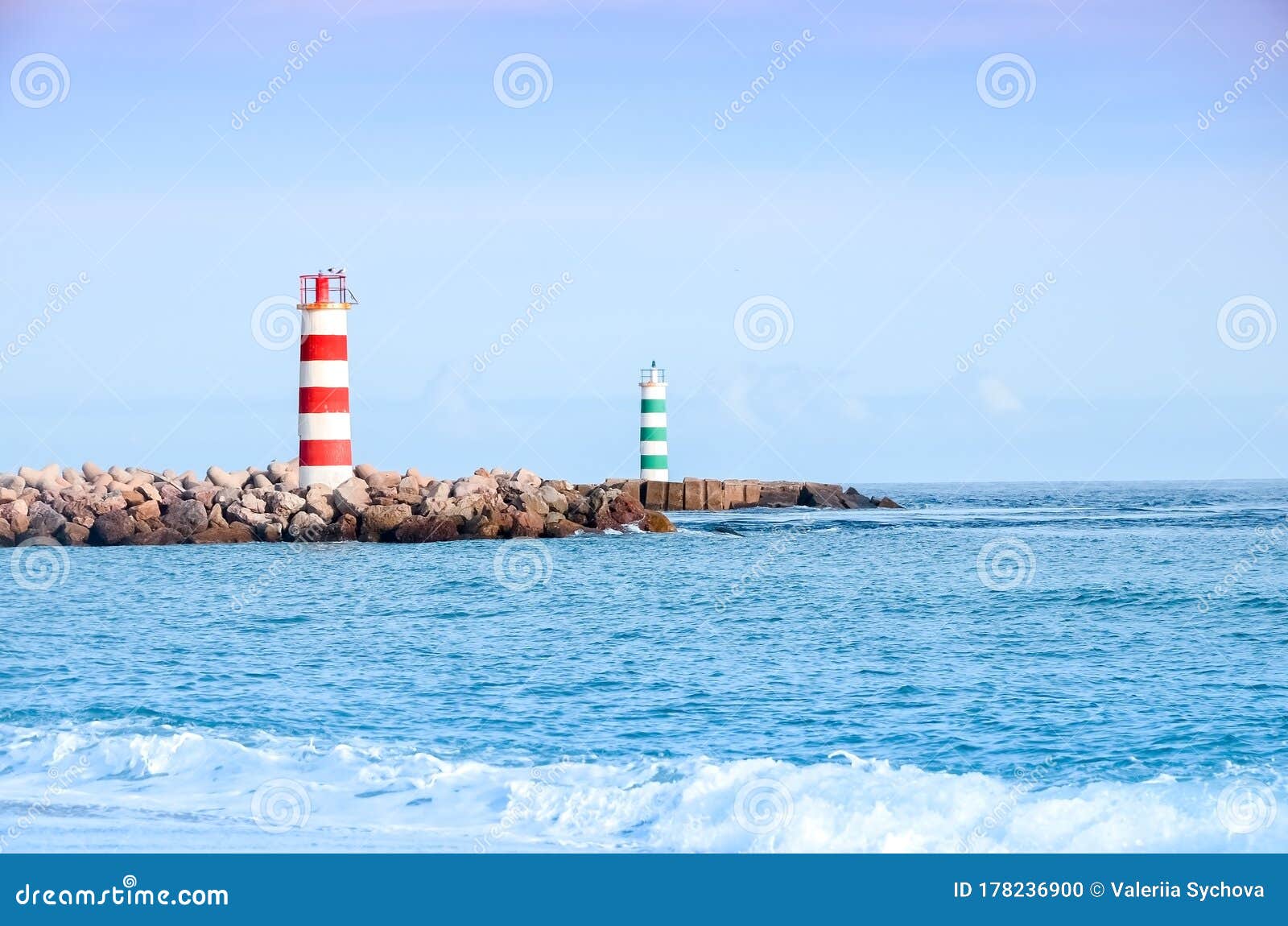 Dos Faros a Rayas En La Playa De La Ciudad De Faro Portugal. Pequeñas Olas El Océano En Un Día Soleado . Foto de archivo - Imagen de exterior, horizonte: 178236900