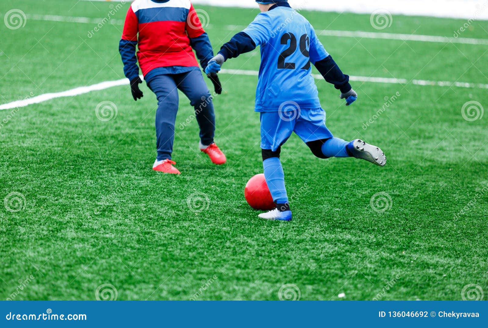 Dos Futbolistas Jovenes En El Funcionamiento De La Ropa De Deportes, El Y La Competición Rojos Y Azules Para La Bola Junio Fotografía editorial - Imagen de futbolista, 136046692