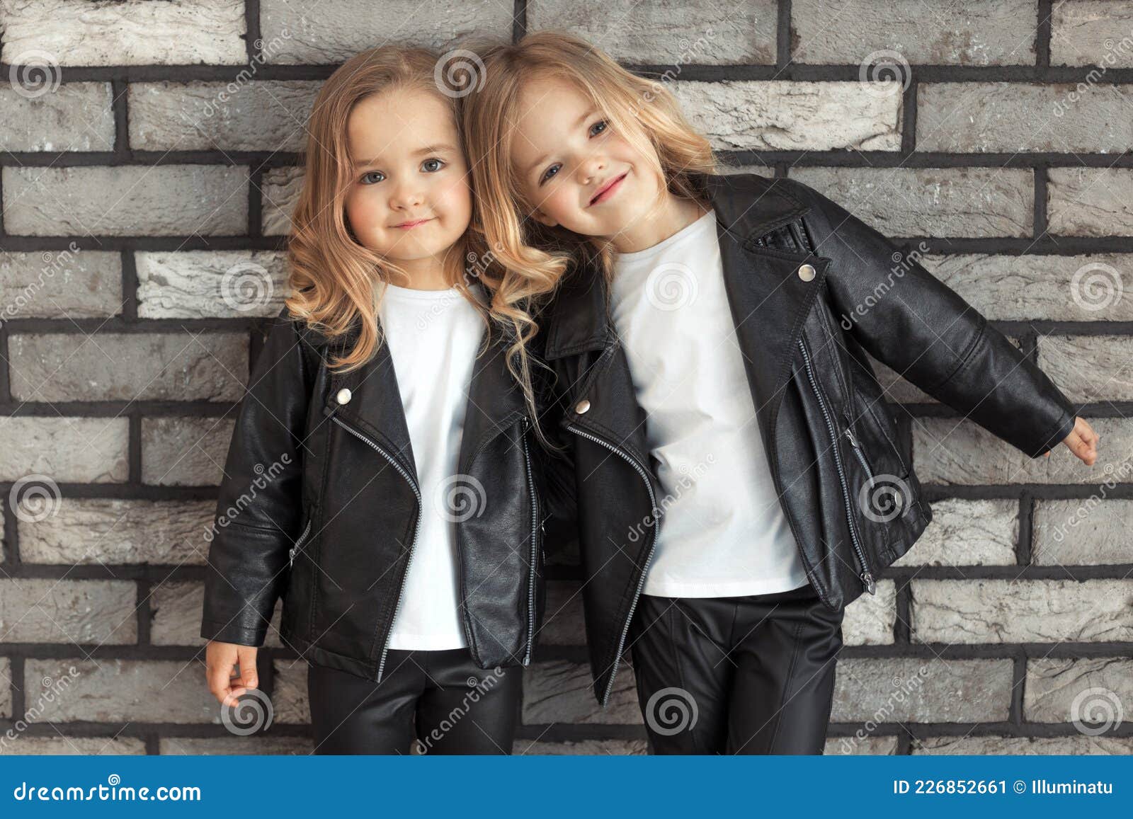 Dos Hermanas Bonitas Con Los Mismos : Camisetas Blancas Chaquetas Negras De Y Imagen archivo - Imagen de manera, fashionable: 226852661