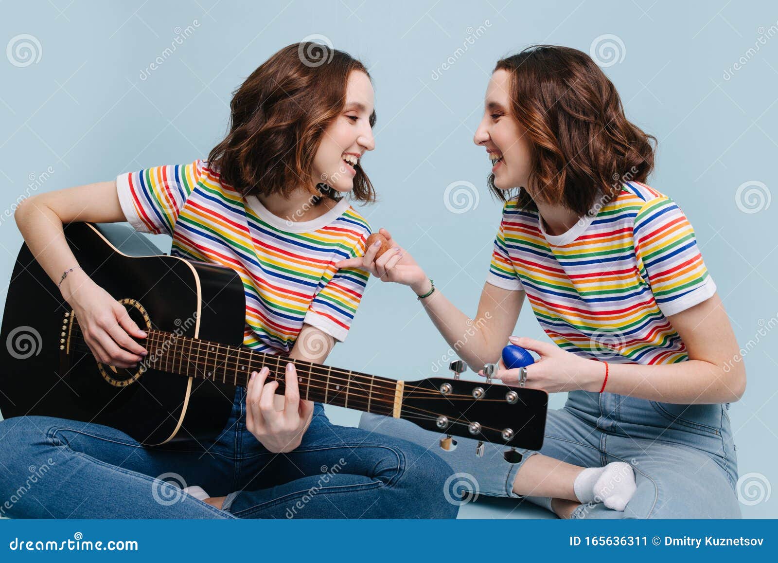 Dos Hermanas Gemelas Cantan Y Tocan Guitarra Y Percusion Juntas Imagen De Archivo Imagen De Funcionamiento Retrato 165636311