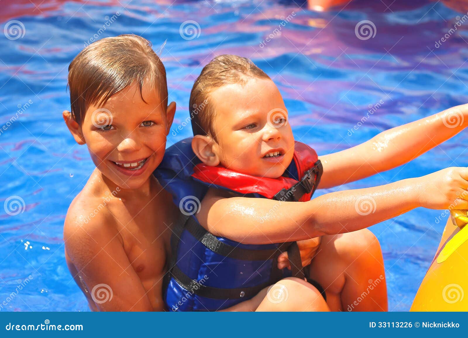 Dos hermanos en piscina foto de archivo. Imagen de juego 33113226