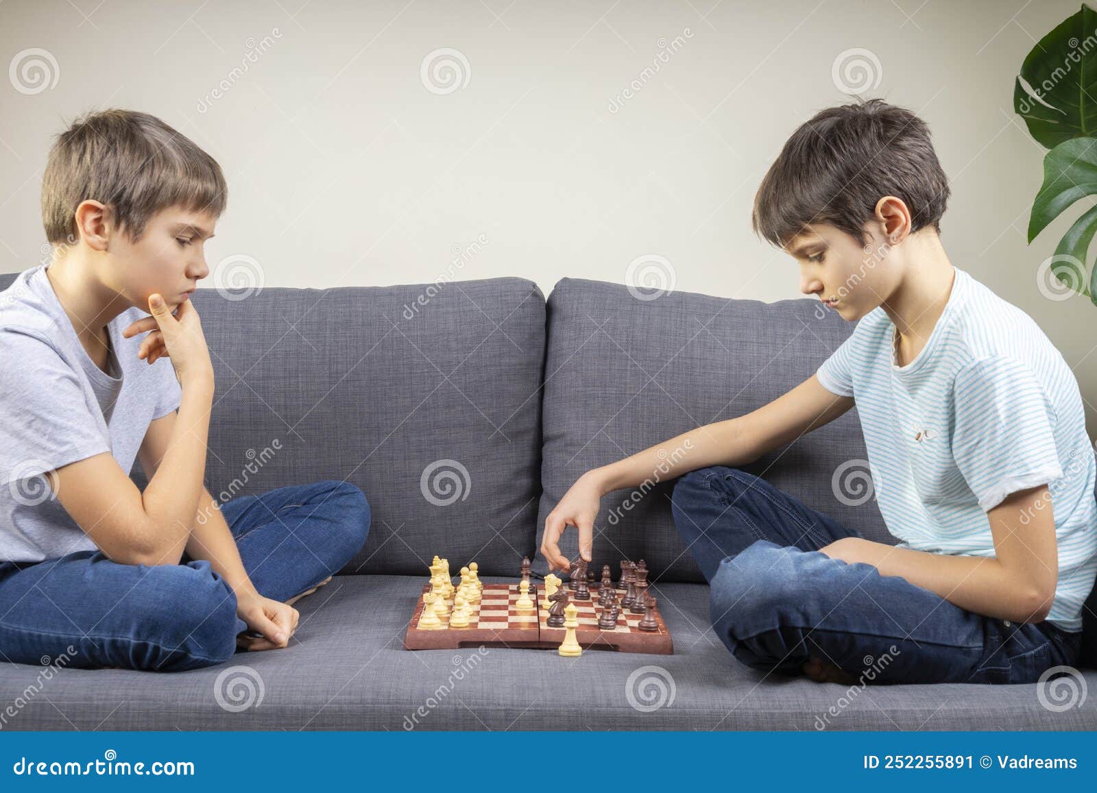 Niño Juega Un Solo Juego De Ajedrez En Casa En El Piso. Tablero De Ajedrez  Con El Final Del Juego De Ajedrez. Aprender a Jugar Al Foto de archivo -  Imagen de