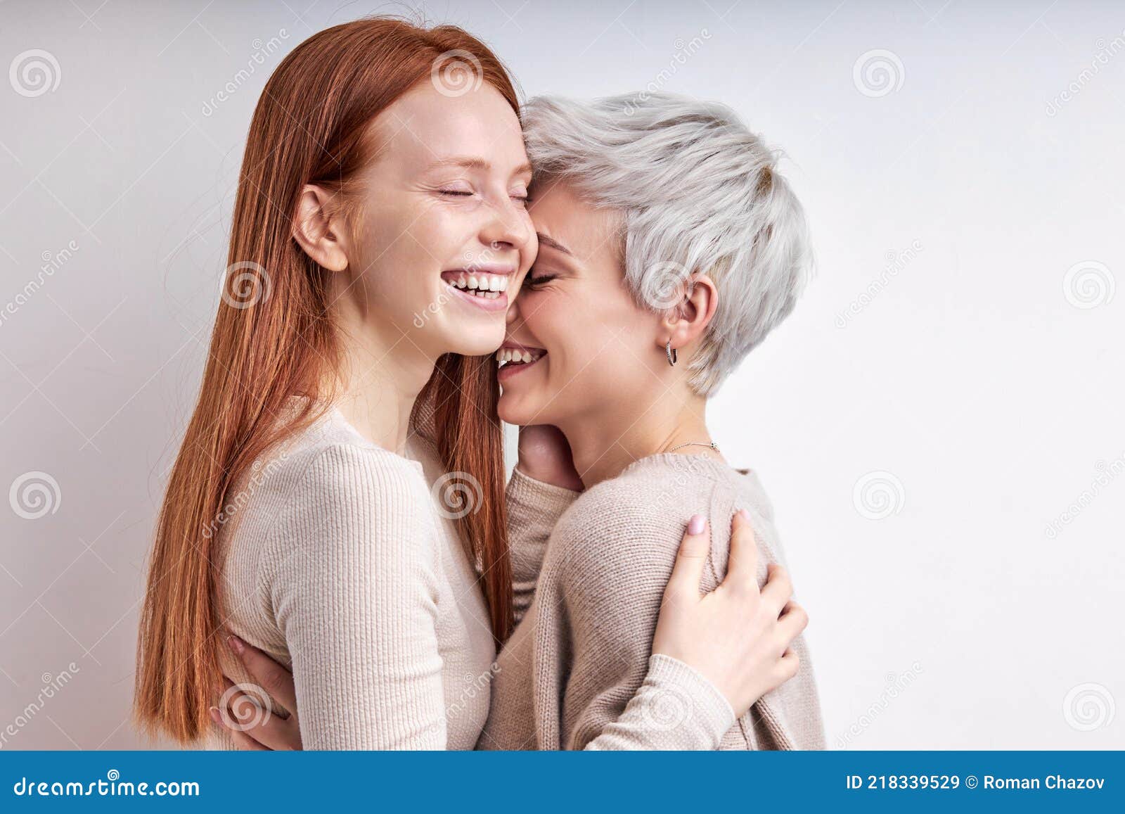 dos hermosa sexy elegante generación fresca z mujeres lgbtq lesbiana