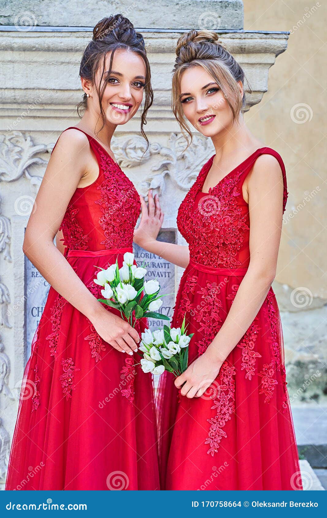 Dos Hermosas Damas De Honor Chicas Rubias Y Morenas Con Elegante