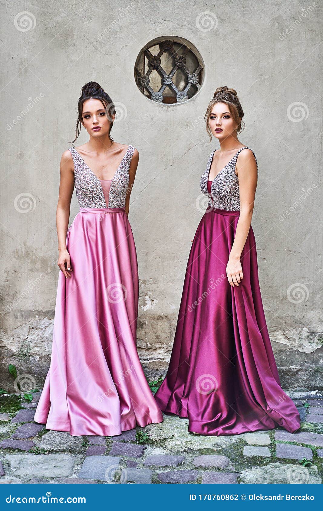 Dos Hermosas Damas De Honor Chicas Rubias Y Morenas Con Violeta Y Lila Violeta Elegante De Larga Duración Foto de Imagen de tela: 170760862