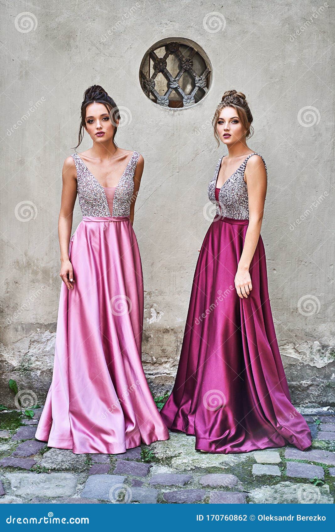 Dos Hermosas Damas De Honor Chicas Rubias Y Morenas Con Lavanda Violeta Y Lila Violeta Elegante De Larga Duración Foto de archivo - Imagen de acontecimiento, tela: 170760862 Dos Hermosas Damas De Honor Chicas Rubias Y Morenas Con Lavanda Violeta Y Lila Violeta Elegante De Larga Duración Foto de archivo - Imagen de acontecimiento, tela: 170760862