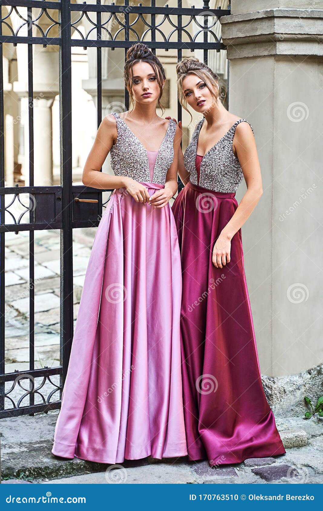 Dos Hermosas Damas De Honor Chicas Rubias Y Morenas Con Lavanda Violeta Y Lila Violeta Elegante De Larga Duración Foto de archivo - Imagen de alineada, pedo: 170763510 Dos Hermosas Damas De Honor Chicas Rubias Y Morenas Con Lavanda Violeta Y Lila Violeta Elegante De Larga Duración Foto de archivo - Imagen de alineada, pedo: 170763510