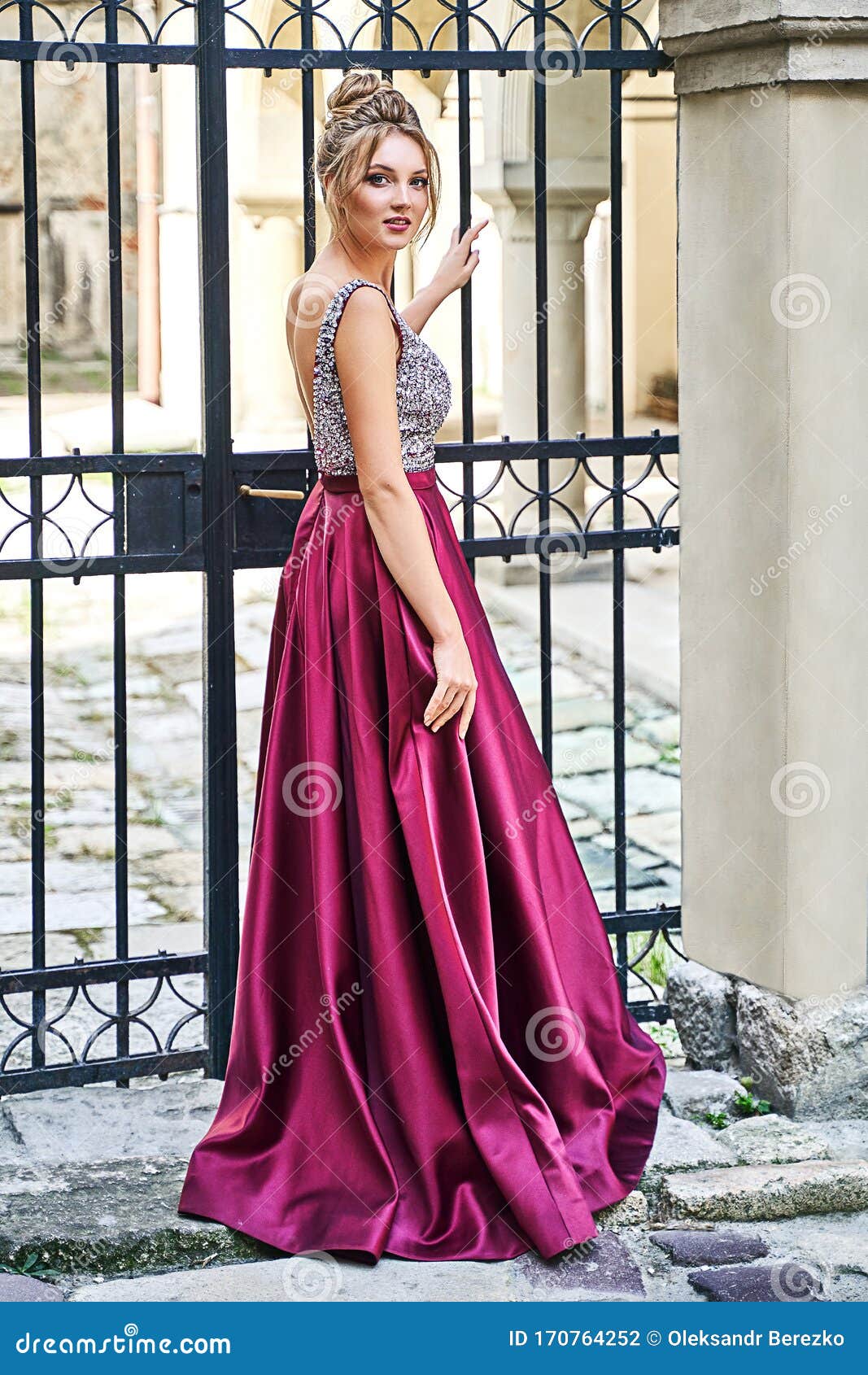 Dos Hermosas Damas De Honor Chicas Rubias Y Morenas Con Lavanda Violeta Y Lila Violeta Elegante De Larga Duración Foto de archivo - Imagen de amor, morena: 170764252 Dos Hermosas Damas De Honor Chicas Rubias Y Morenas Con Lavanda Violeta Y Lila Violeta Elegante De Larga Duración Foto de archivo - Imagen de amor, morena: 170764252