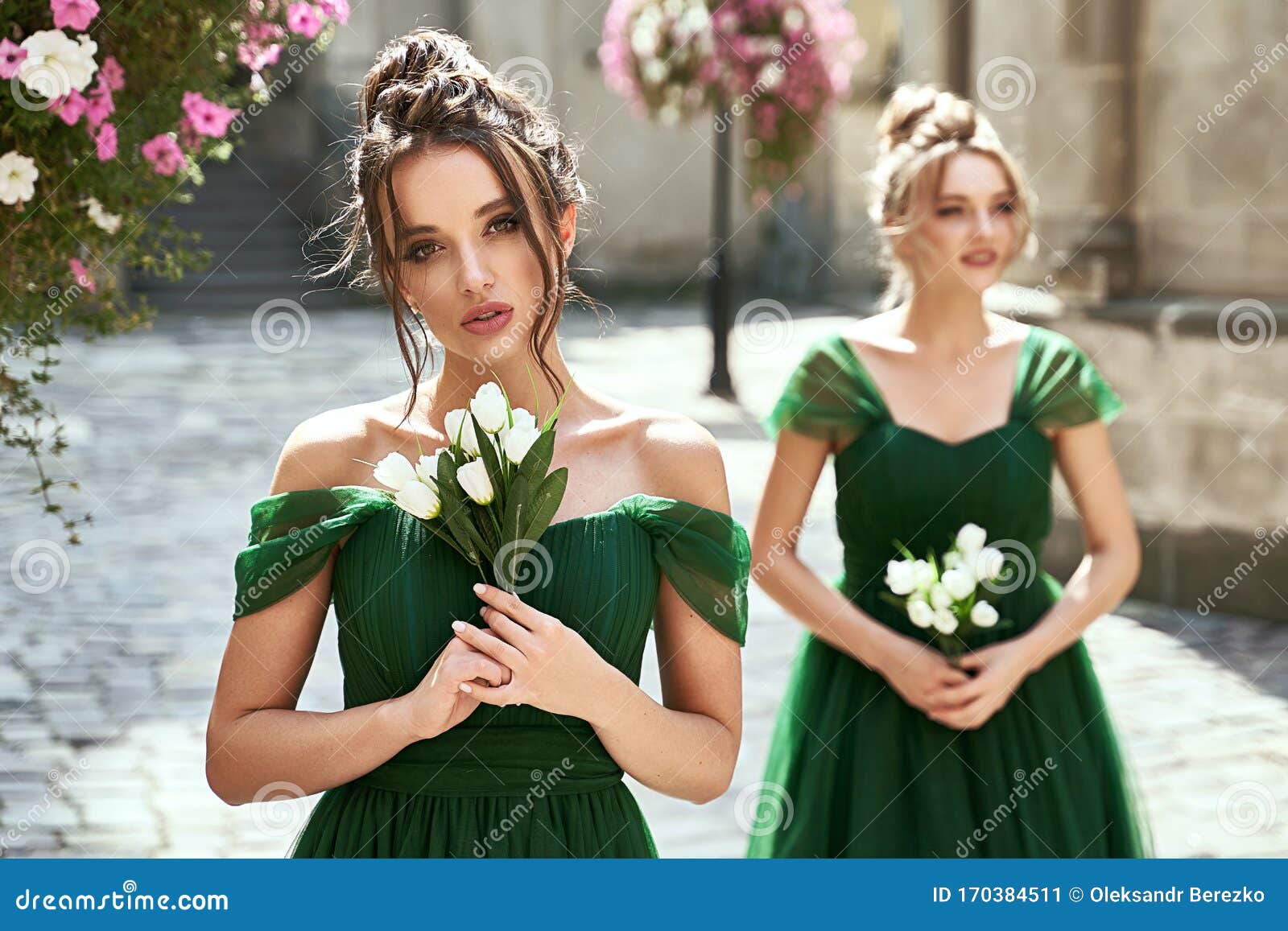 Dos Hermosas Damas De Novia Rubias Y Con Elegante Chicha Verde Fuera Hombro. Imagen de archivo - Imagen esmeralda, 170384511