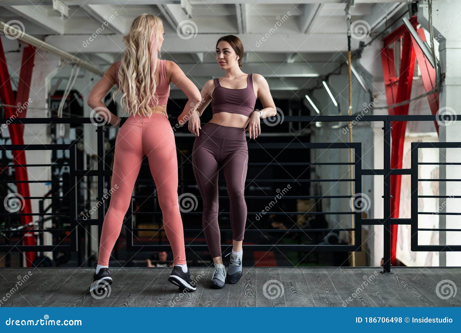 Dos Hermosas Jóvenes Mujeres Atléticas Posando Después De Un