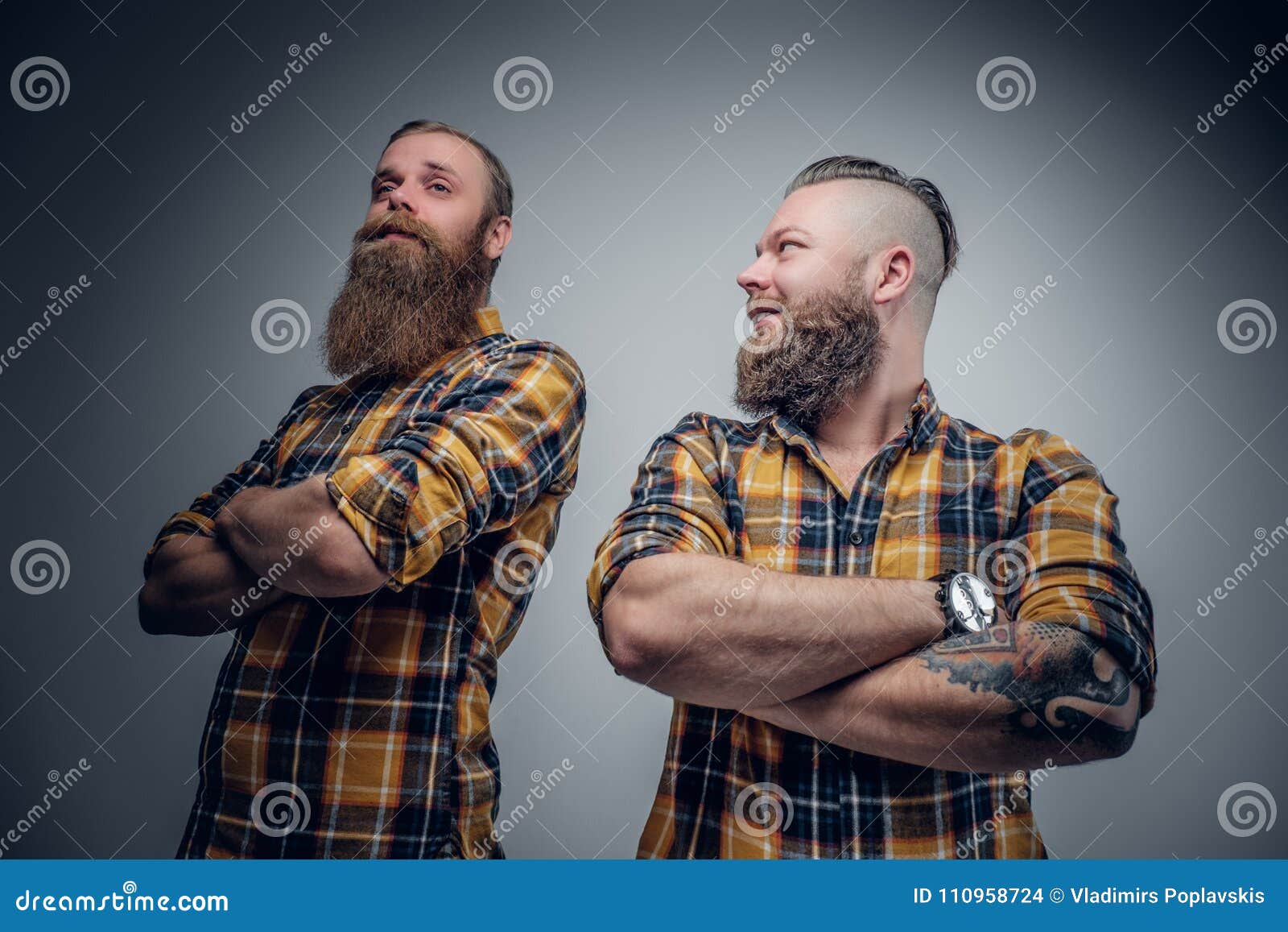 Dos Hombres Barbudos Divertidos Se Vistieron En Una Camisa De Tela Escocesa Que Presentaba En Vagos Grises Foto de archivo - Imagen de hipster, manera: 110958724