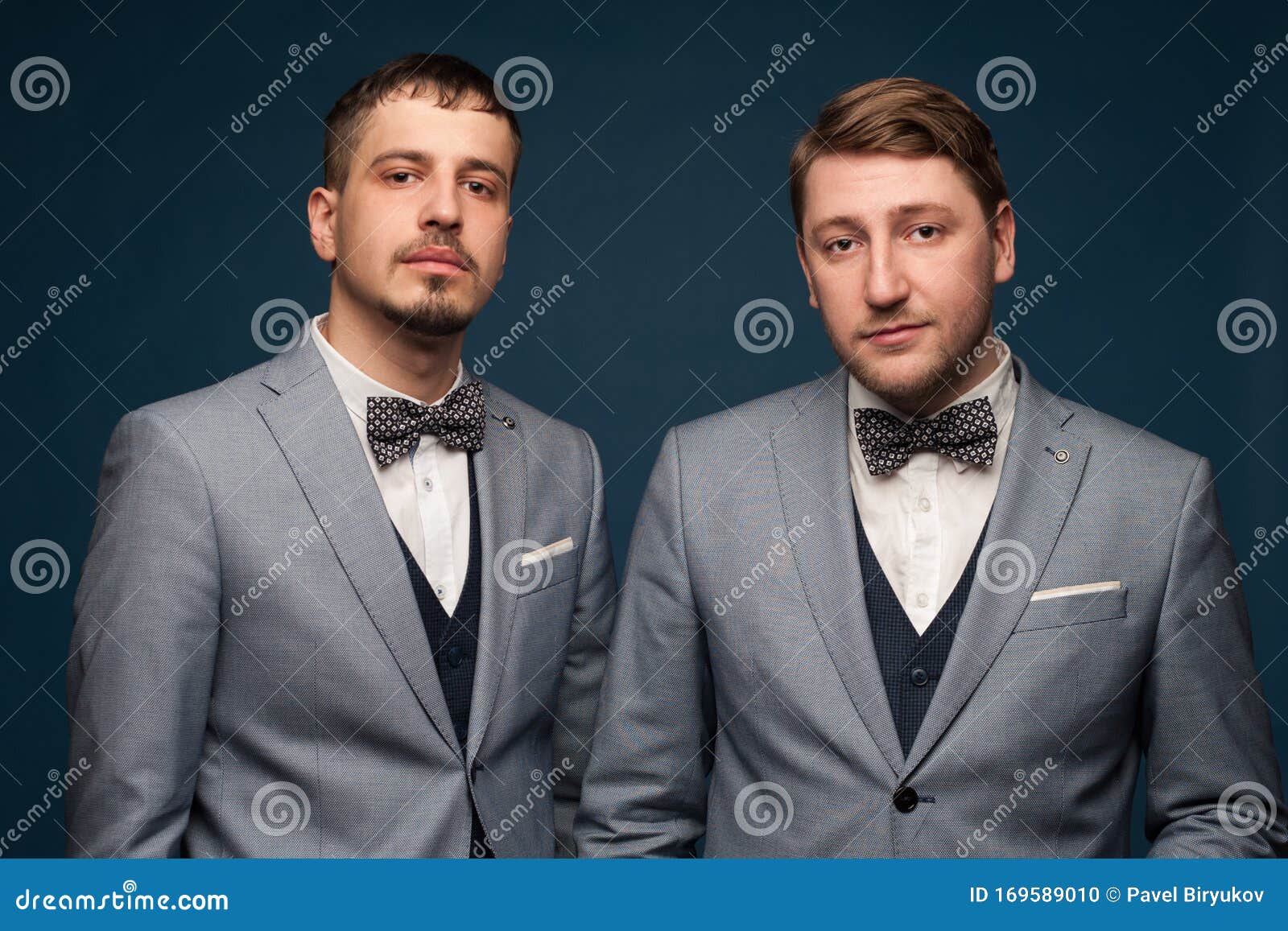Dos Hombres Positivos Y Guapos Vestidos De Forma Formal Foto de archivo - Imagen de encargado, muchacho: 169589010 Dos Hombres Positivos Y Guapos Vestidos De Forma Formal Foto de archivo - Imagen de encargado, muchacho: 169589010