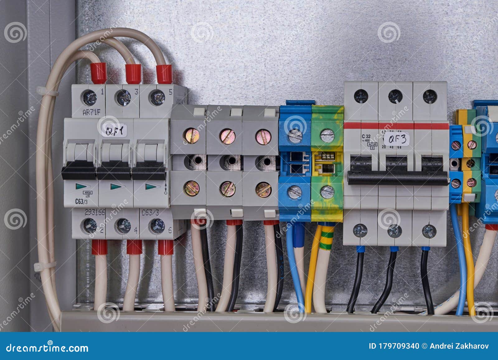 Dos Interruptores Y Terminales Eléctricos Con Cables Conectados Foto de  archivo - Imagen de panel, fuente: 179709340