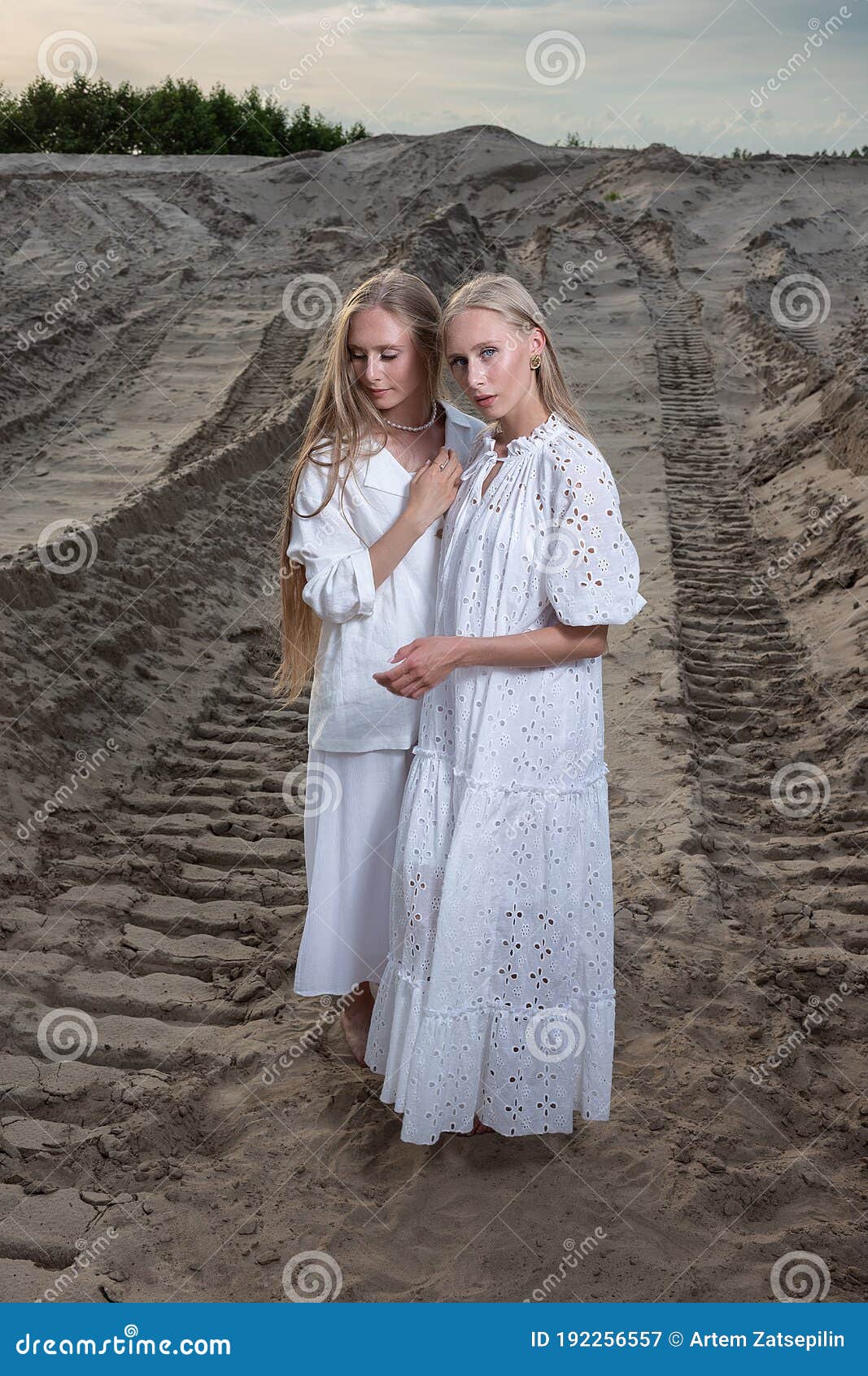 Humedal Notable Rítmico Dos Jóvenes Hermanas Gemelas Atractivas Posando En Cantera De Arena Con Elegantes Ropas Blancas Imagen de archivo - Imagen de hermoso, chaqueta: 192256557 Humedal Notable Rítmico Dos Jóvenes Hermanas Gemelas Atractivas Posando En Cantera De Arena Con Elegantes Ropas Blancas Imagen de archivo - Imagen de hermoso, chaqueta: 192256557