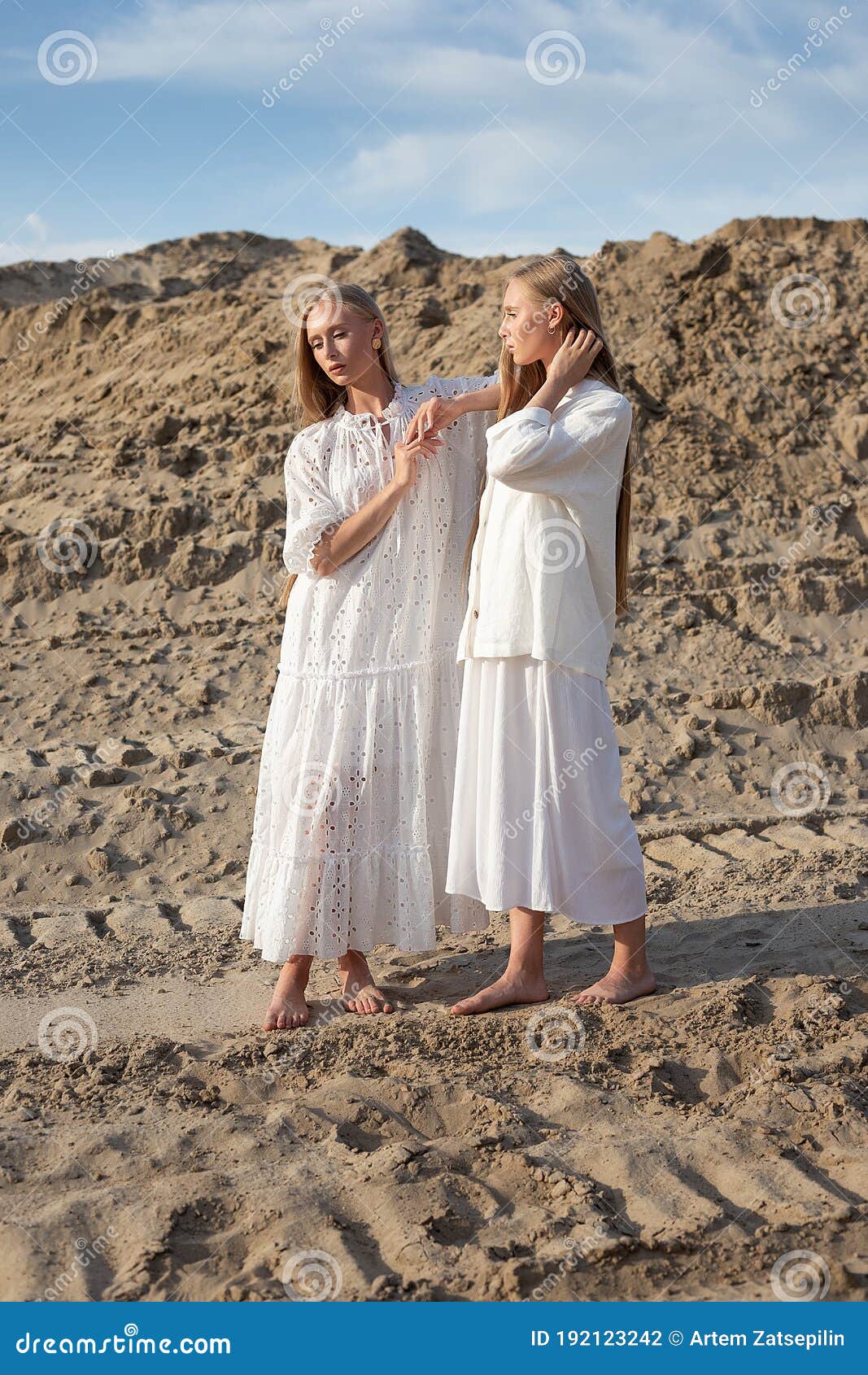 sugerir Aburrir Reafirmar Dos Jóvenes Hermanas Gemelas Posando En El Desierto O Cantera De Arena Con Elegantes Ropas Blancas Foto de archivo - Imagen de lifestyle, cielo: 192123242 sugerir Aburrir Reafirmar Dos Jóvenes Hermanas Gemelas Posando En El Desierto O Cantera De Arena Con Elegantes Ropas Blancas Foto de archivo - Imagen de lifestyle, cielo: 192123242