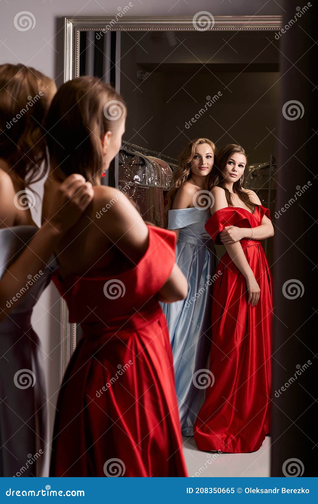 Dos Jóvenes Hermosas Con Offtheshoulder Fulllength Cielo Azul Y Rojo Carmesí Satén Slit Vestido De de - Imagen de muchacha, hematina: 208350665