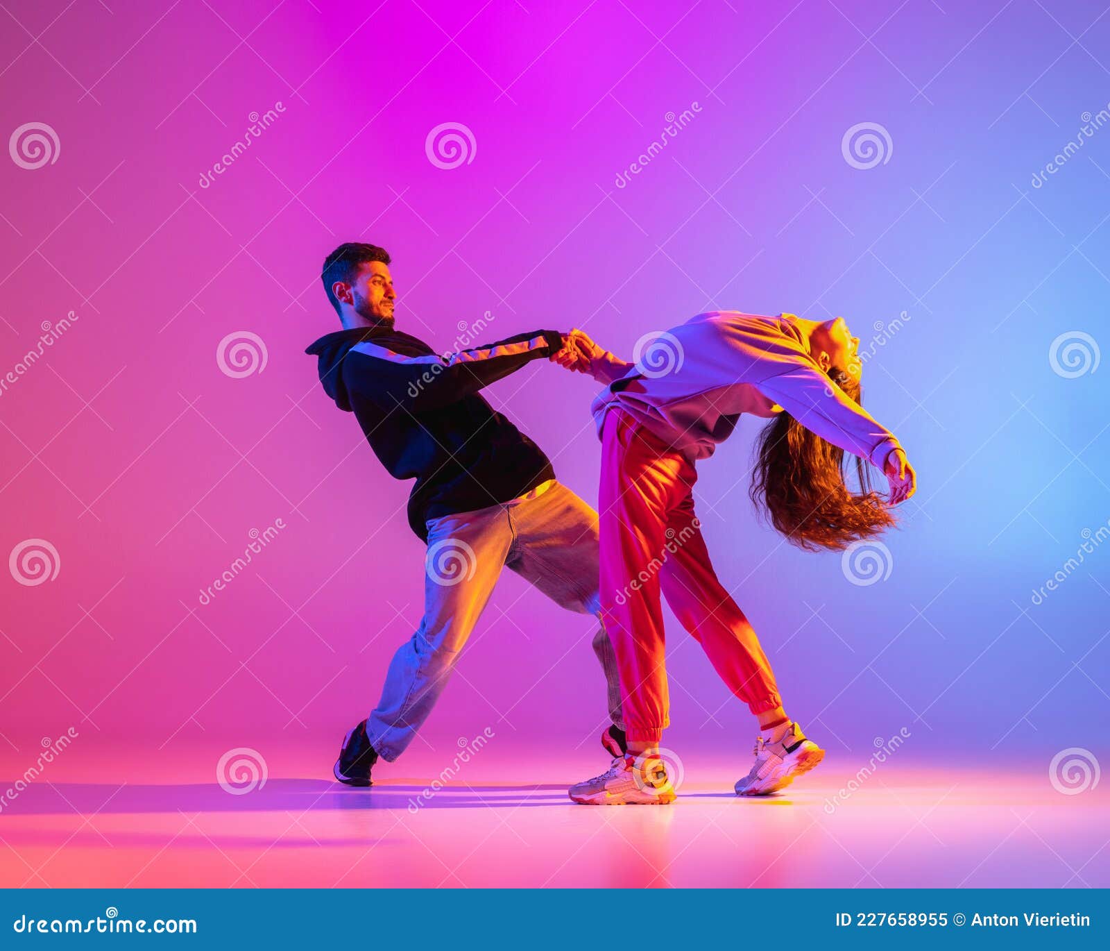 juez cuscús observación Dos Jóvenes Hombre Y Mujer Con Ropa Informal Bailando Hipop De Baile  Contemporáneo Sobre Fondo Rosado En Luz De Neón. Imagen de archivo - Imagen  de creativo, oscuro: 227658955