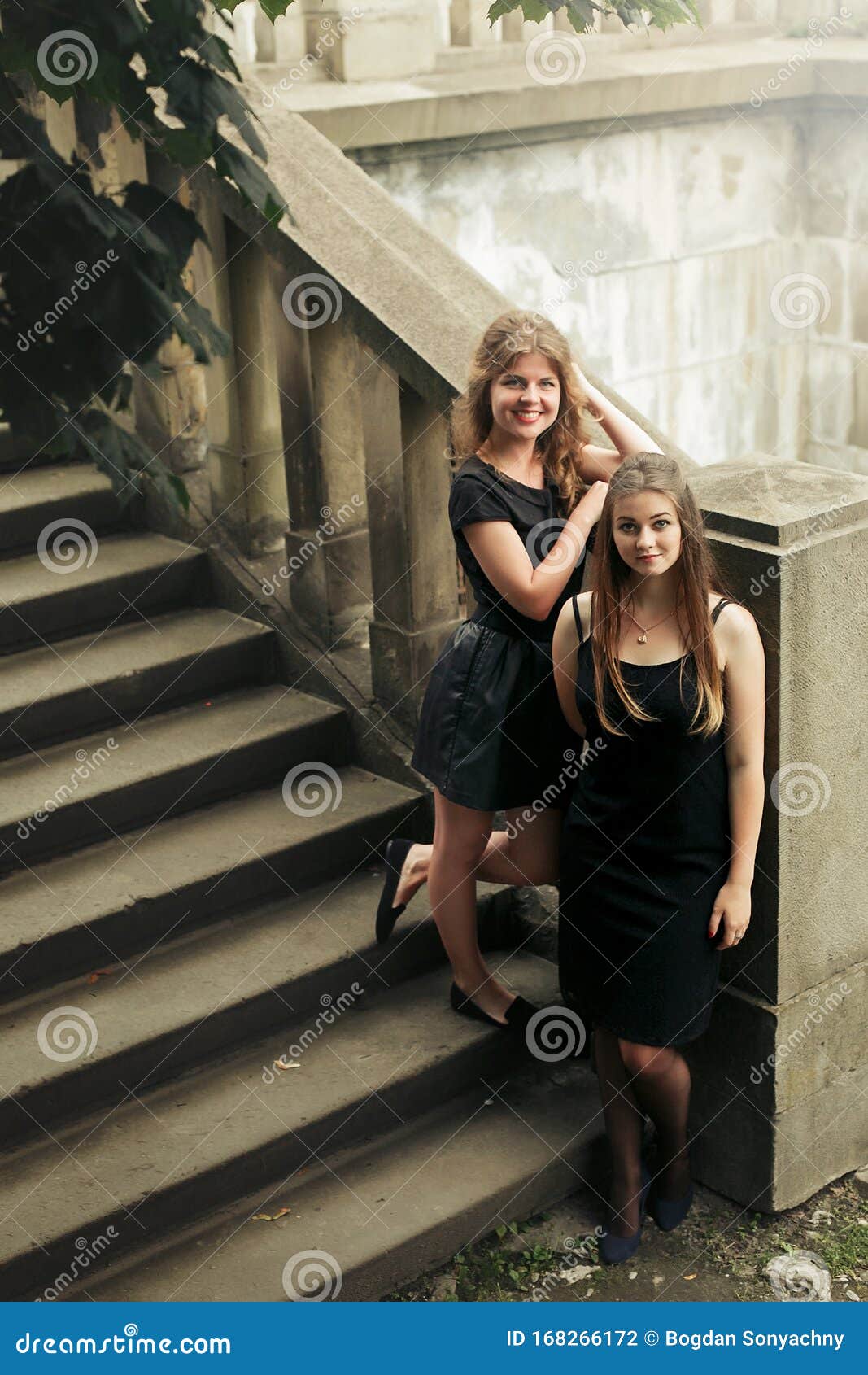 Dos Lujosas Mujeres Vestidas De Negro Posando, Paradas En Las Viejas Escaleras Y árboles En La Ciudad, Vestidos Clásicos De Dama Foto de archivo - Imagen de fresco, sensual: 168266172 Dos Lujosas Mujeres Vestidas De Negro Posando, Paradas En Las Viejas Escaleras Y árboles En La Ciudad, Vestidos Clásicos De Dama Foto de archivo - Imagen de fresco, sensual: 168266172