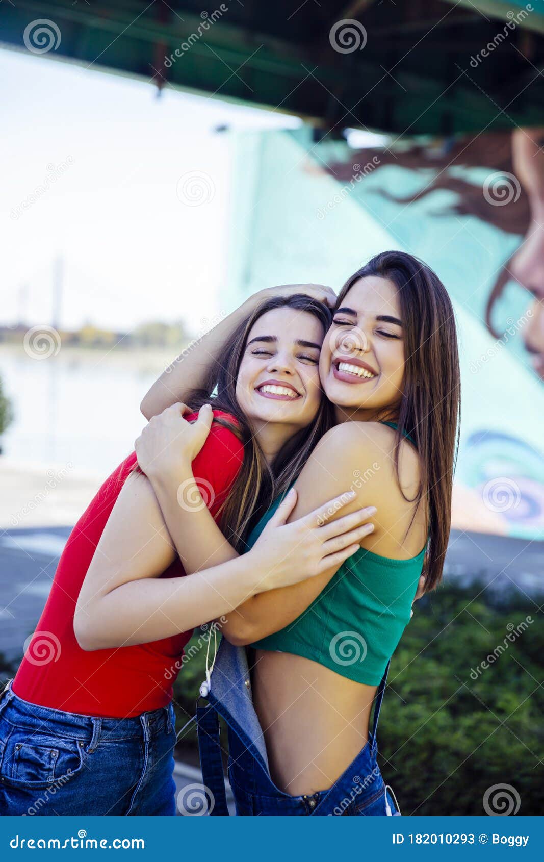 Fragua correr póngase en fila Dos Mejores Amigas Abrazándose Juntas Imagen de archivo - Imagen de felicidad, lazo: 182010293 Fragua correr póngase en fila Dos Mejores Amigas Abrazándose Juntas Imagen de archivo - Imagen de felicidad, lazo: 182010293