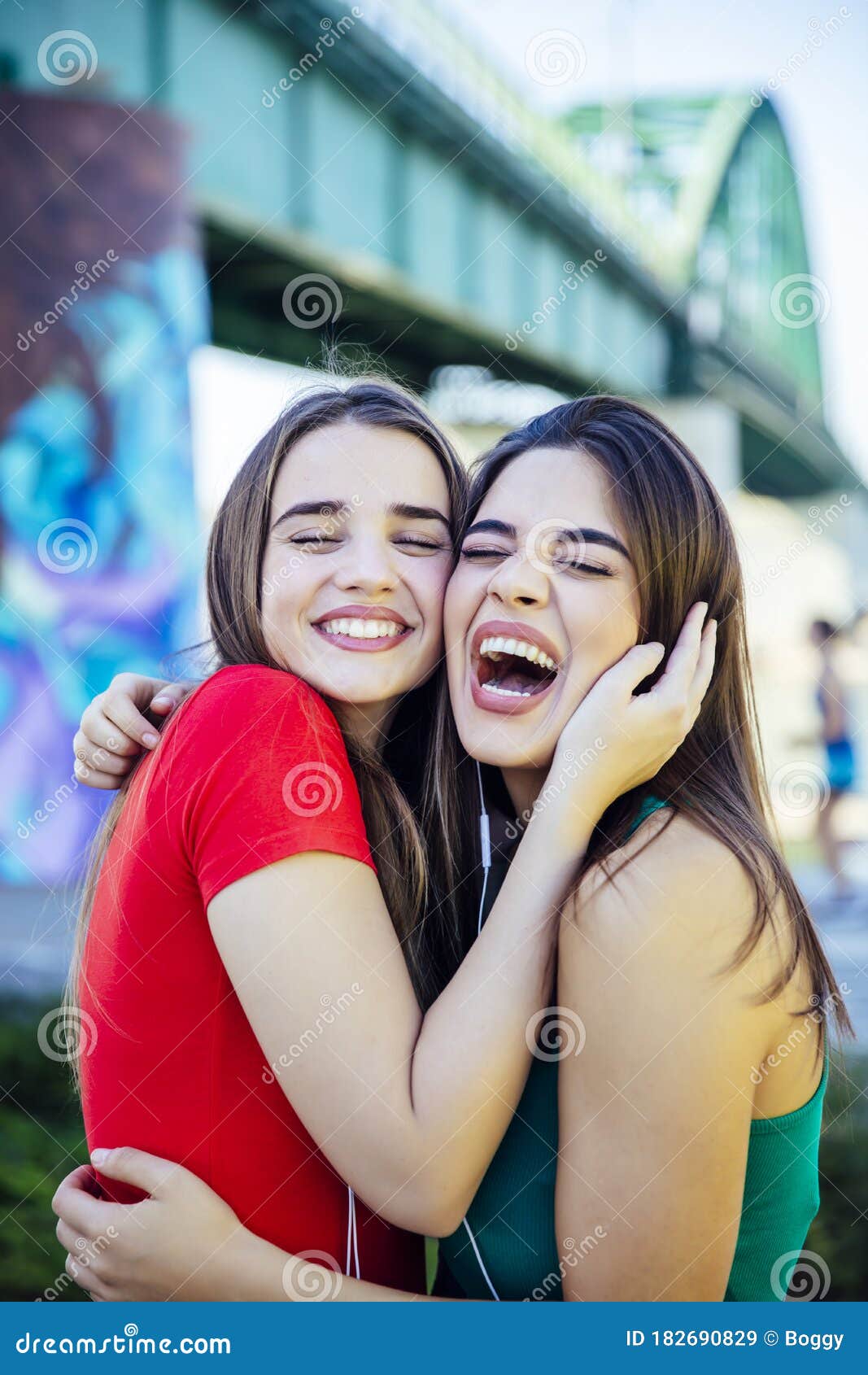 apertura liderazgo porcelana Dos Mejores Amigas Abrazándose Juntas Imagen de archivo - Imagen de hermoso, gente: 182690829 apertura liderazgo porcelana Dos Mejores Amigas Abrazándose Juntas Imagen de archivo - Imagen de hermoso, gente: 182690829