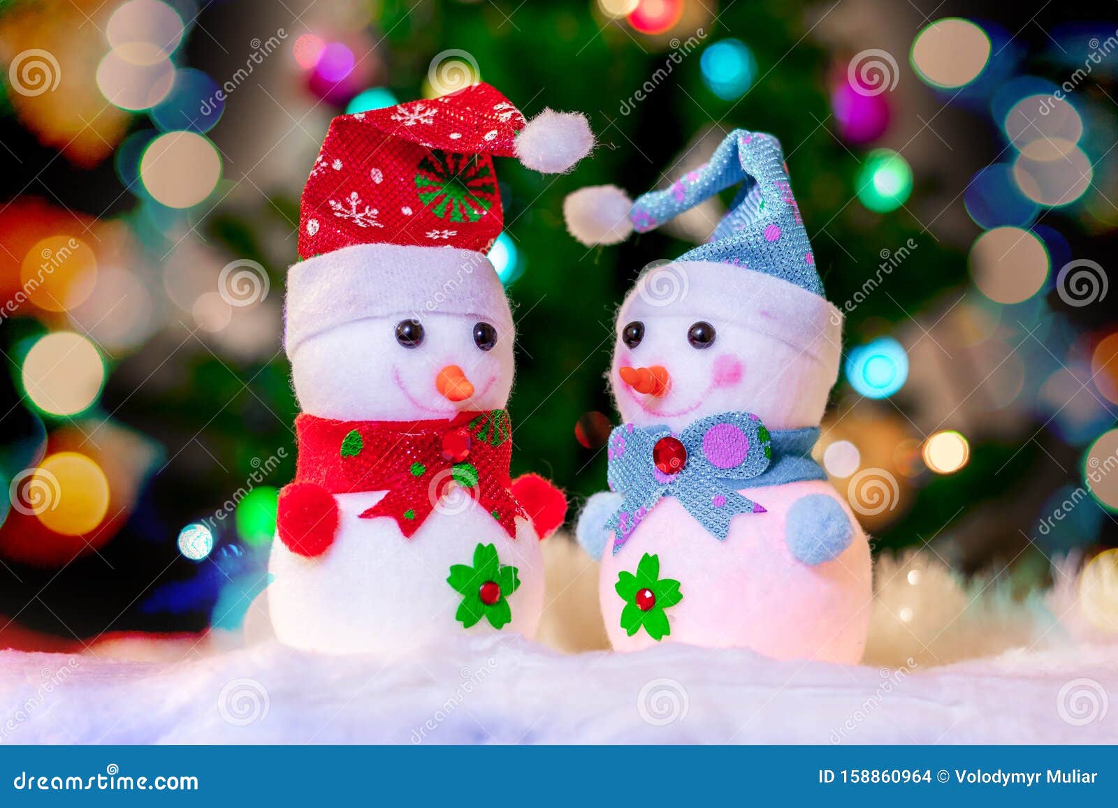 Dos Muñecos De Nieve Bajo El árbol De Navidad En Un Bokek Brillante De Fondo _ Foto de archivo - Imagen de bokek, fondo: 158860964
