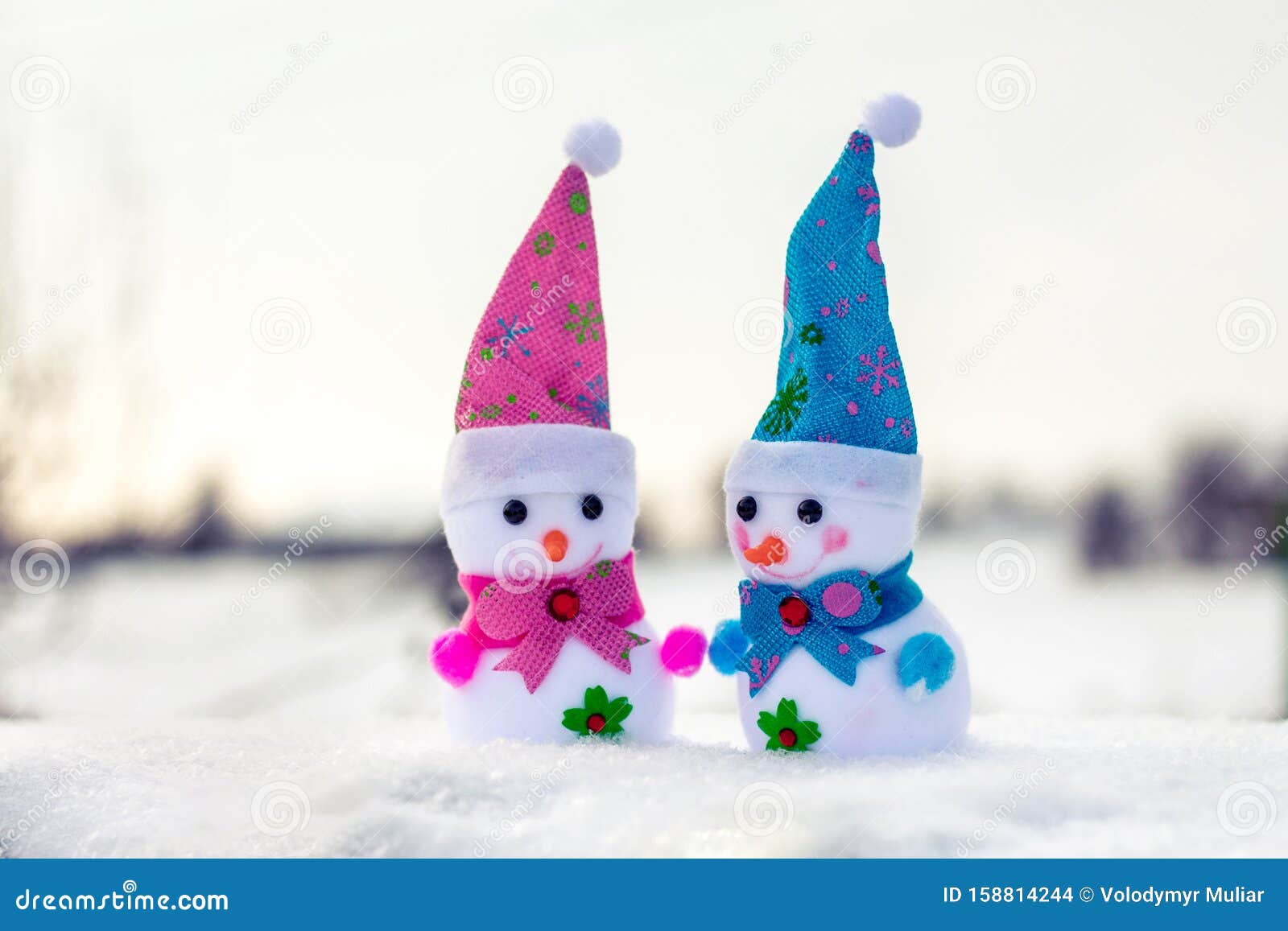 Dos Muñecos De Nieve En La Nieve. Concepto De Comunicación Y Amistad_ Foto de archivo - Imagen de muñecos, comunicación: 158814244