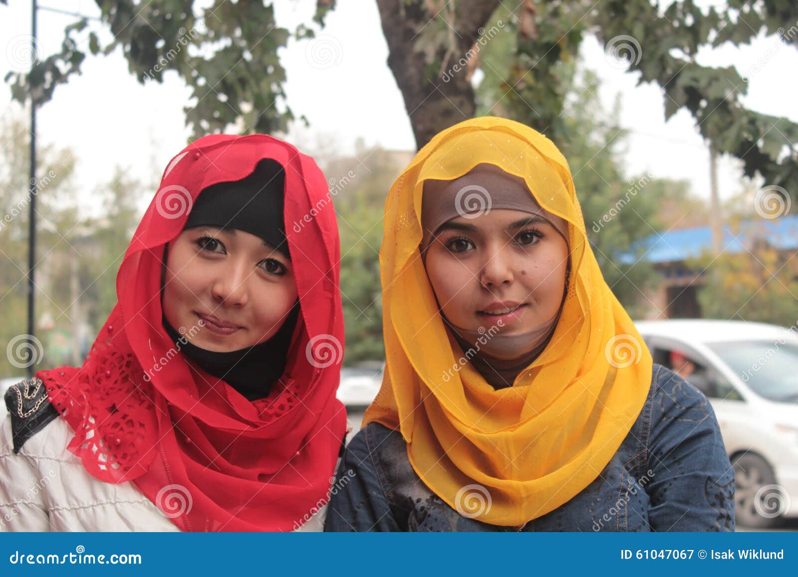 Dos muchachas del uzbek. Dos muchachas jovenes del uzbek en los hijabs coloridos que miran en la cámara Una foto del retrato admitida el valle de Fergana en Kirguistán El uzbek es un grupo étnico de la minoría del área