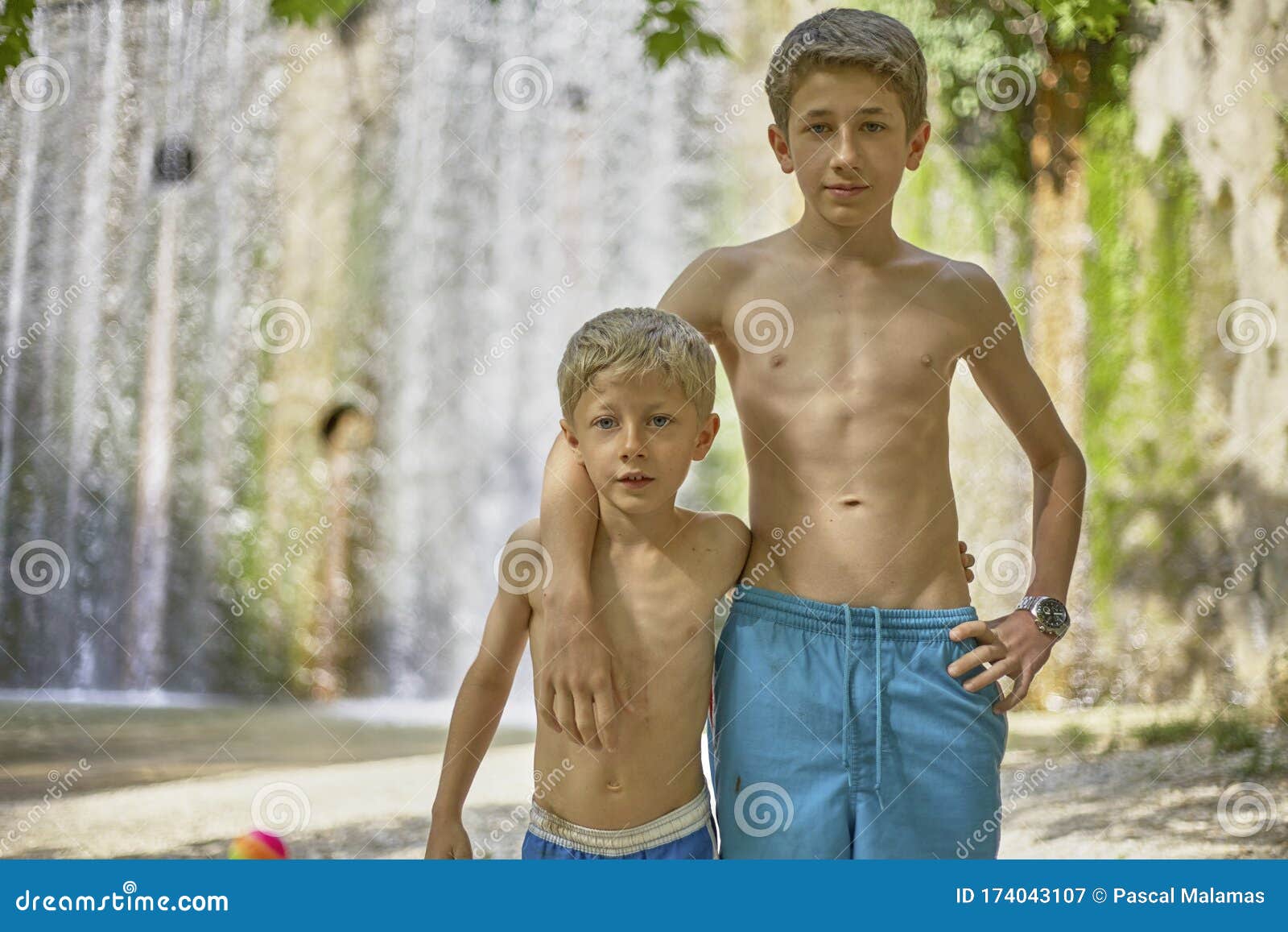 Dos Muchachos De Los Hermanos Que Abrazo La Situacion En Vacaciones De ... picture