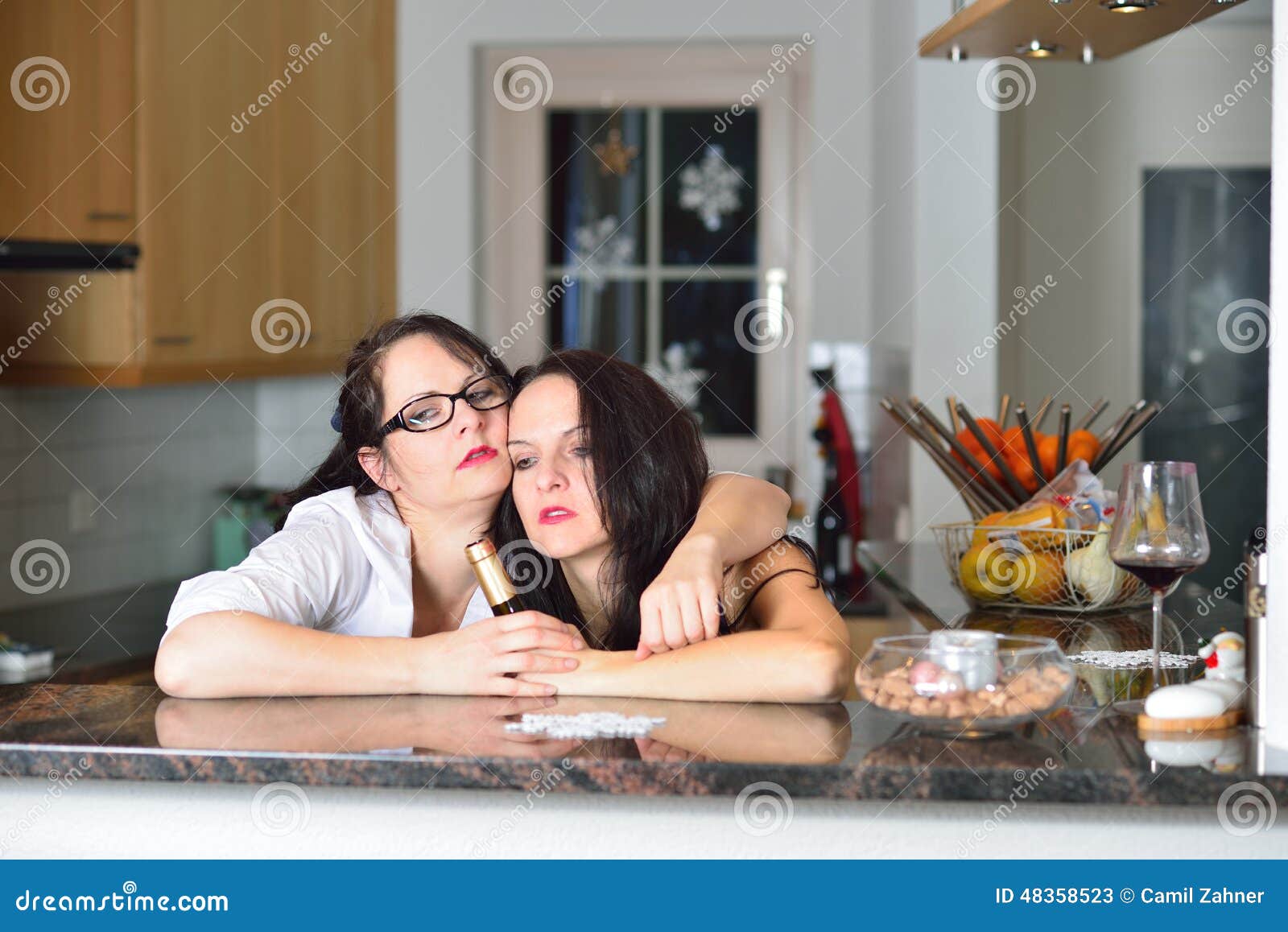 Dos mujeres borrachas imagen de archivo.