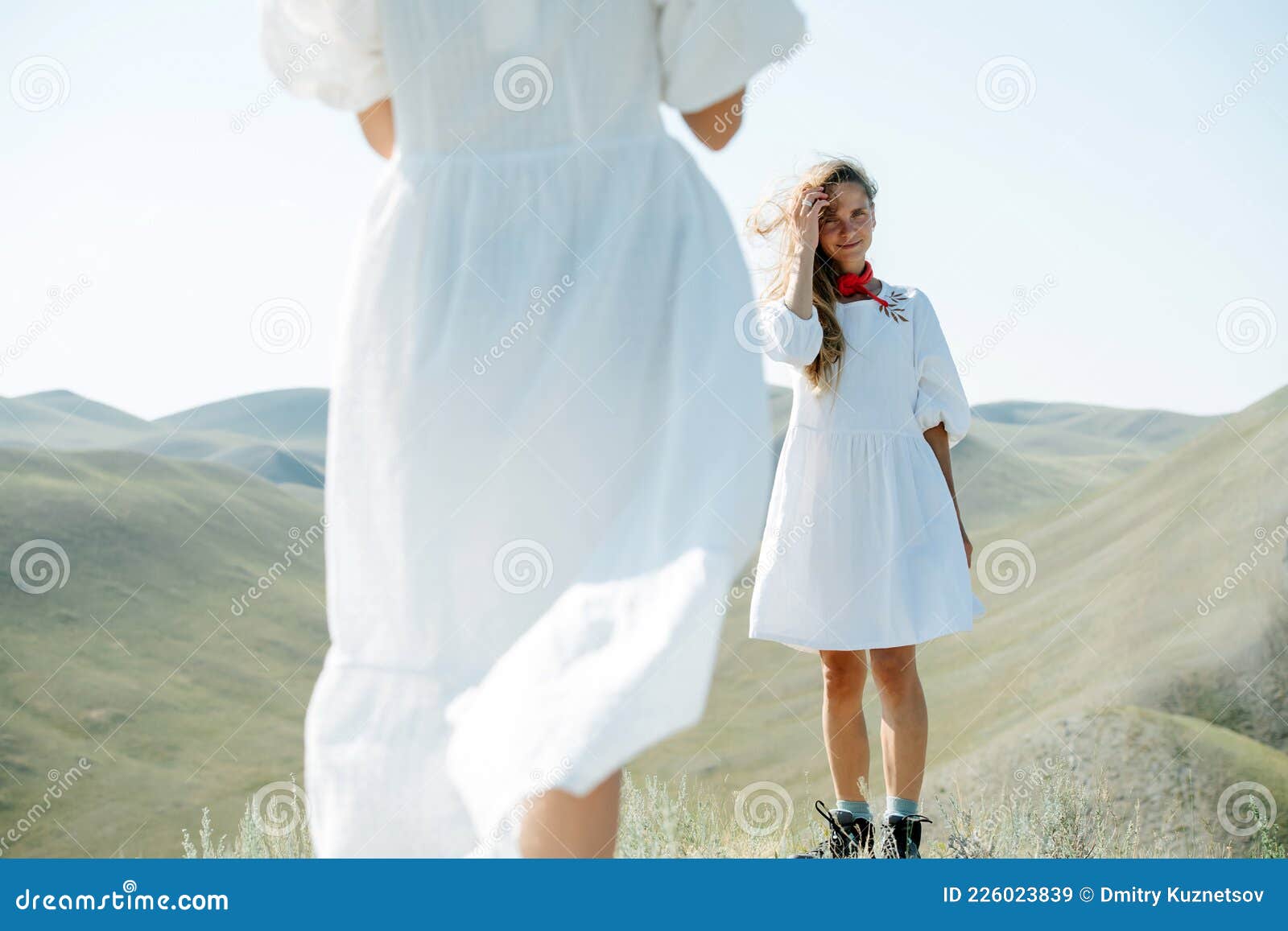 Dos Mujeres Con Vestidos Blancos Simples En Un Pico Entre Hermosas Colinas Imagen de archivo - Imagen de descubierto, aptitud: 226023839 Dos Mujeres Con Vestidos Blancos Simples En Un Pico Entre Hermosas Colinas Imagen de archivo - Imagen de descubierto, aptitud: 226023839