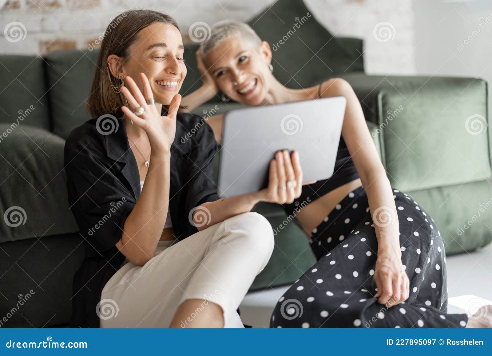 Dos Mujeres Con Videollamada Desde Casa Imagen de archivo - Imagen de