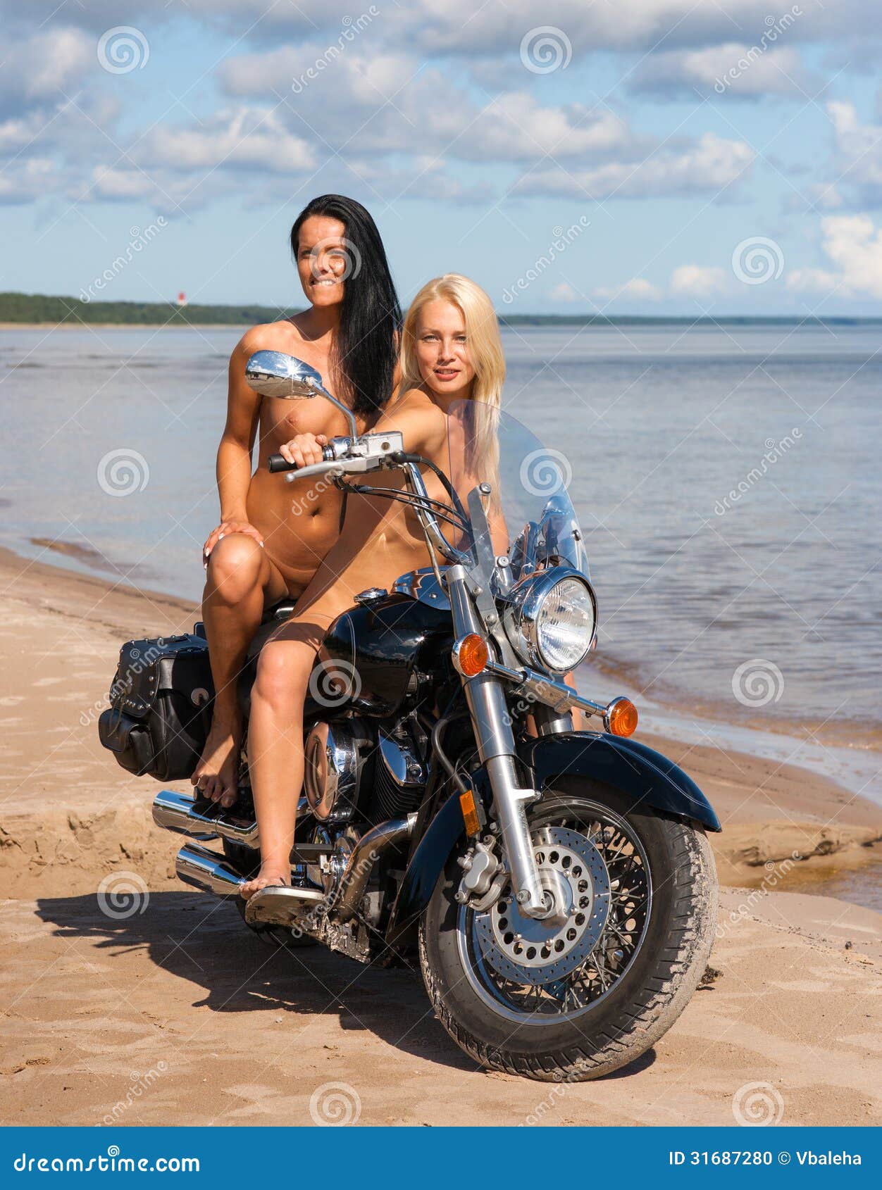 Dos Mujeres Desnudas Hermosas Con La Motocicleta Foto de archivo esposa 1252x1690 foto de desnudos hq Dos Mujeres Desnudas Hermosas Con La Motocicleta Foto de archivo imagen imagen