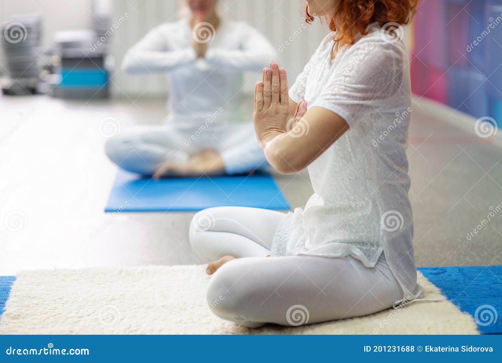 Dos Mujeres Ropa Blanca Están Haciendo De Kundalini Yoga. Actitud De Meditación Foto de archivo - Imagen de gongo, capilla: 201231688