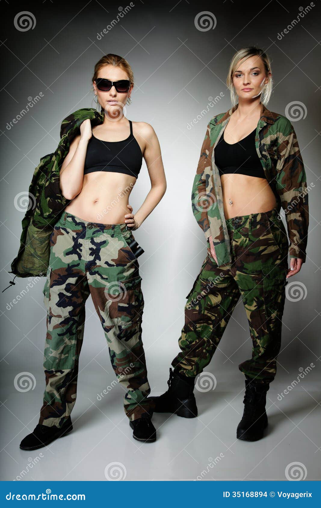 Dos Mujeres En Ropa Militar, Muchachas Del Ejército Foto de archivo -  Imagen de seguridad, deporte: 35168894