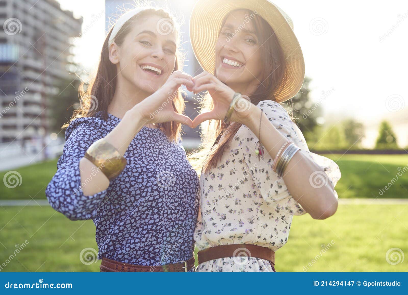 Dos Mujeres Felices Haciendo Un Corazón De Una Mano Imagen de archivo -  Imagen de actividad, libertad: 214294147